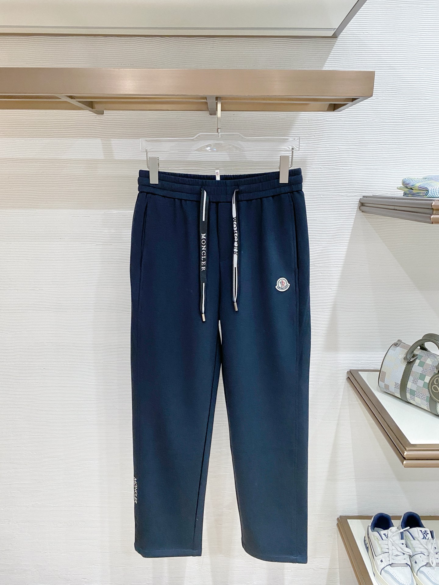 NO:865633,Moncler's top products 2026 new summer casual pants!  The brand's classic LOGO casual pants, customized fabrics, excellent comfort, strong touch. Highly recognizable, perfect appearance and craftsmanship. Black blue size M-3XL,,19860909Moncler 顶级货品 2026夏季新款休闲裤！品牌经典LOGO休闲裤 ,定制面料,舒适度极好,手触感强烈.辨识度极高,完美品相工艺. 黑色 蓝色 尺码M-3XL,,,Men's clothing