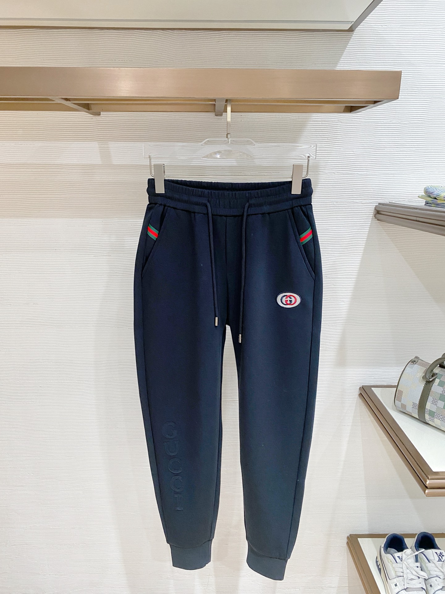 NO:865656,Gucci top product 2026 new summer casual pants!  The brand's classic LOGO casual pants, customized fabrics, excellent comfort, strong touch. Highly recognizable, perfect appearance and craftsmanship. Black, blue, size M-3XL,,gucci,19860909Gucci 顶级货品 2026夏季新款休闲裤！品牌经典LOGO休闲裤 ,定制面料,舒适度极好,手触感强烈.辨识度极高,完美品相工艺. 黑色 蓝色 尺码M-3XL,,gucci,,Men's clothing