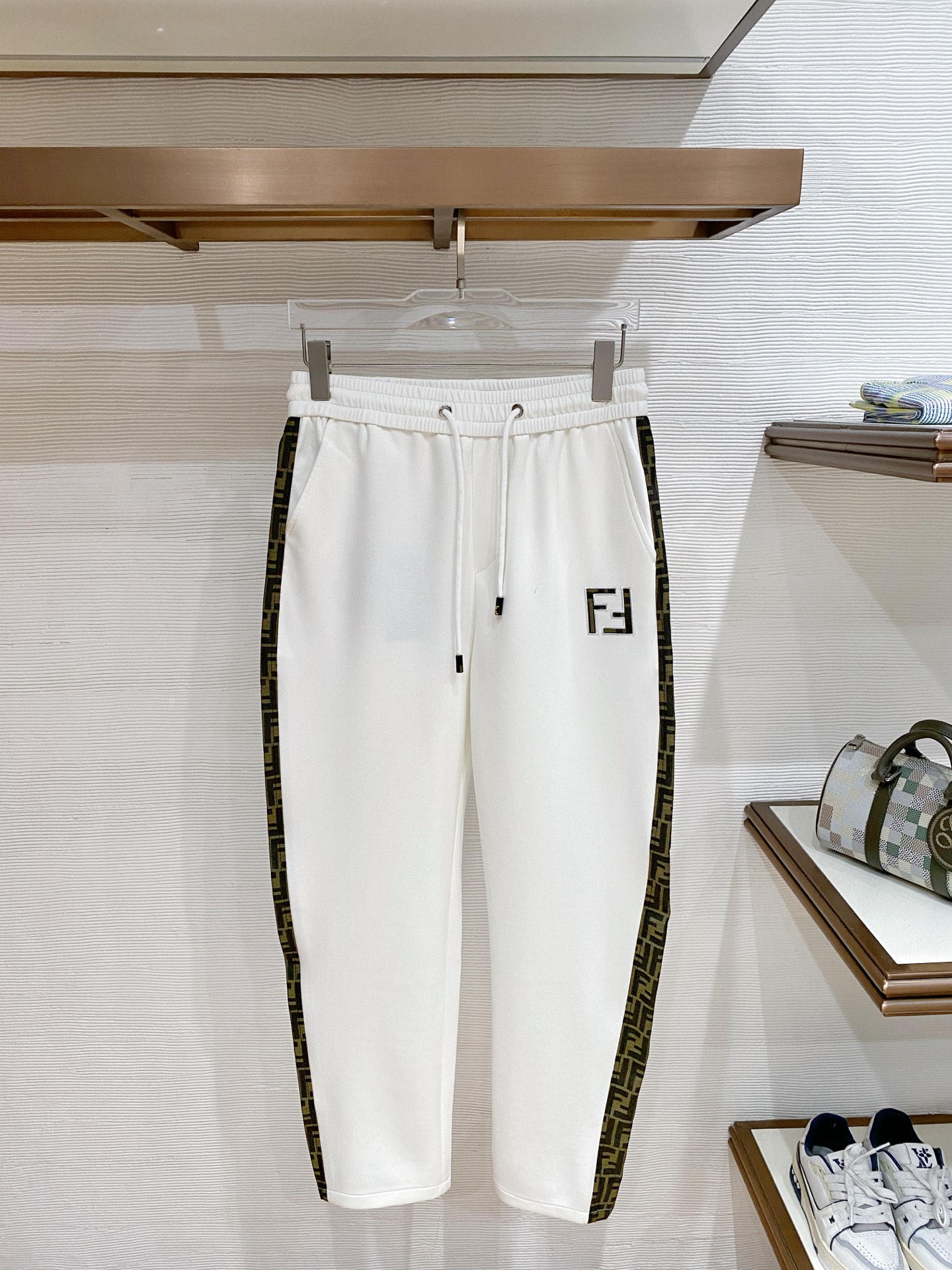 NO:865624,Fendi's top products 2026 new summer casual pants!  The brand's classic LOGO casual pants, customized fabrics, excellent comfort, strong touch. Highly identifiable, perfect appearance and craftsmanship. Black, white, size M-3XL,, fendi,19860909Fendi 顶级货品 2026夏季新款休闲裤！品牌经典LOGO休闲裤 ,定制面料,舒适度极好,手触感强烈.辨识度极高,完美品相工艺. 黑色 白色 尺码M-3XL,,fendi,,Men's clothing