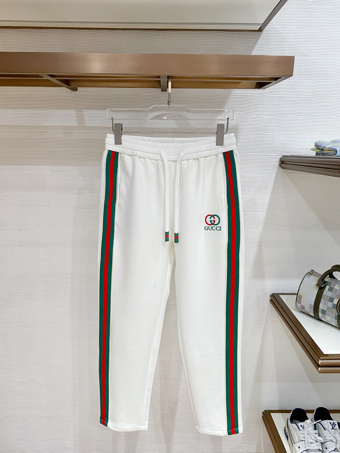 NO:865614,Gucci top product 2026 new summer casual pants!  The brand's classic LOGO casual pants, customized fabrics, excellent comfort, strong touch. Highly recognizable, perfect appearance and craftsmanship. Black, white, size M-3XL,, gucci,19860909Gucci 顶级货品 2026夏季新款休闲裤！品牌经典LOGO休闲裤 ,定制面料,舒适度极好,手触感强烈.辨识度极高,完美品相工艺. 黑色 白色 尺码M-3XL,,gucci,,Men's clothing