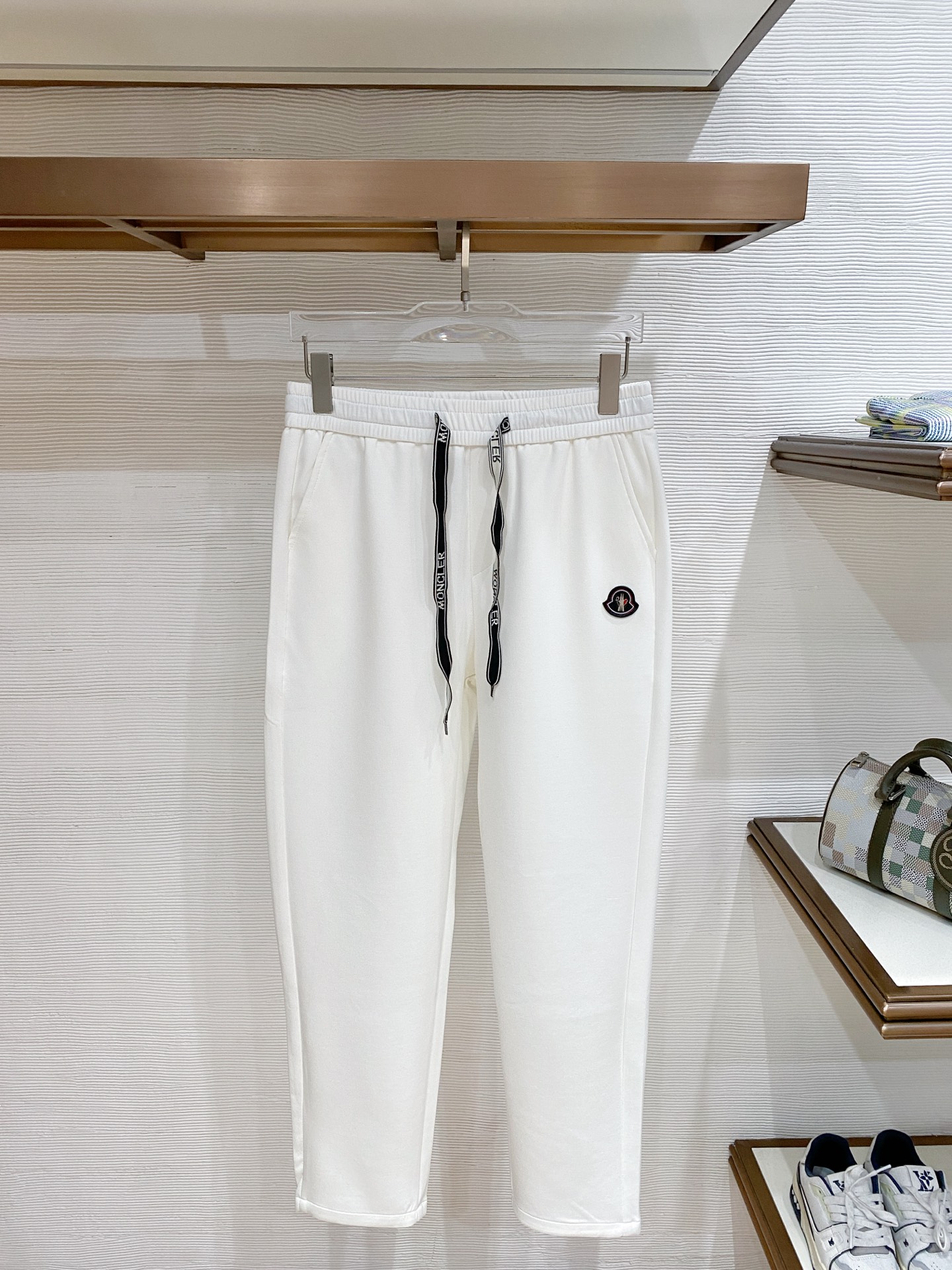 NO:865645,Moncler's top products 2026 new summer casual pants!  The brand's classic LOGO casual pants, customized fabrics, excellent comfort, strong touch. Highly recognizable, perfect appearance and craftsmanship. Black, white, size M-3XL,,19860909Moncler 顶级货品 2026夏季新款休闲裤！品牌经典LOGO休闲裤 ,定制面料,舒适度极好,手触感强烈.辨识度极高,完美品相工艺. 黑色 白色 尺码M-3XL,,,Men's clothing