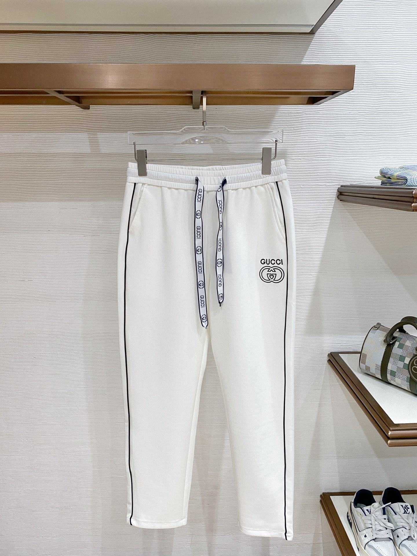 NO:865668,Gucci top product 2026 new summer casual pants!  The brand's classic LOGO casual pants, customized fabrics, excellent comfort, strong touch. Highly recognizable, perfect appearance and craftsmanship. Black, white, size M-3XL,, gucci,19860909Gucci 顶级货品 2026夏季新款休闲裤！品牌经典LOGO休闲裤 ,定制面料,舒适度极好,手触感强烈.辨识度极高,完美品相工艺. 黑色 白色 尺码M-3XL,,gucci,,Men's clothing