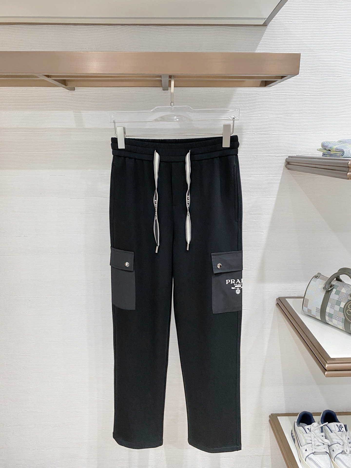 NO:865678,Prada's top products 2026 new summer casual pants!  The brand's classic LOGO casual pants, customized fabrics, excellent comfort, strong touch. Highly recognizable, perfect appearance and craftsmanship. Black size M-3XL,, prada,19860909Prada 顶级货品 2026夏季新款休闲裤！品牌经典LOGO休闲裤 ,定制面料,舒适度极好,手触感强烈.辨识度极高,完美品相工艺. 黑色 尺码M-3XL,,prada,,Men's clothing
