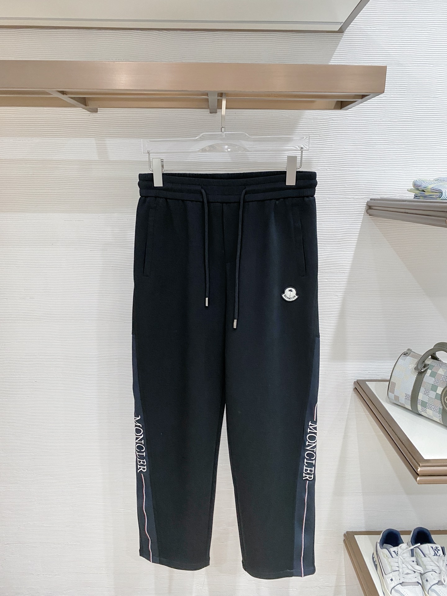 NO:865692,Moncler's top products 2026 new summer casual pants!  The brand's classic LOGO casual pants, customized fabrics, extremely comfortable, strong touch. Highly recognizable, perfect appearance and craftsmanship. Black, size M-3XL,,19860909Moncler 顶级货品 2026夏季新款休闲裤！品牌经典LOGO休闲裤 ,定制面料,舒适度极好,手触感强烈.辨识度极高,完美品相工艺. 黑色 尺码M-3XL,,,Men's clothing