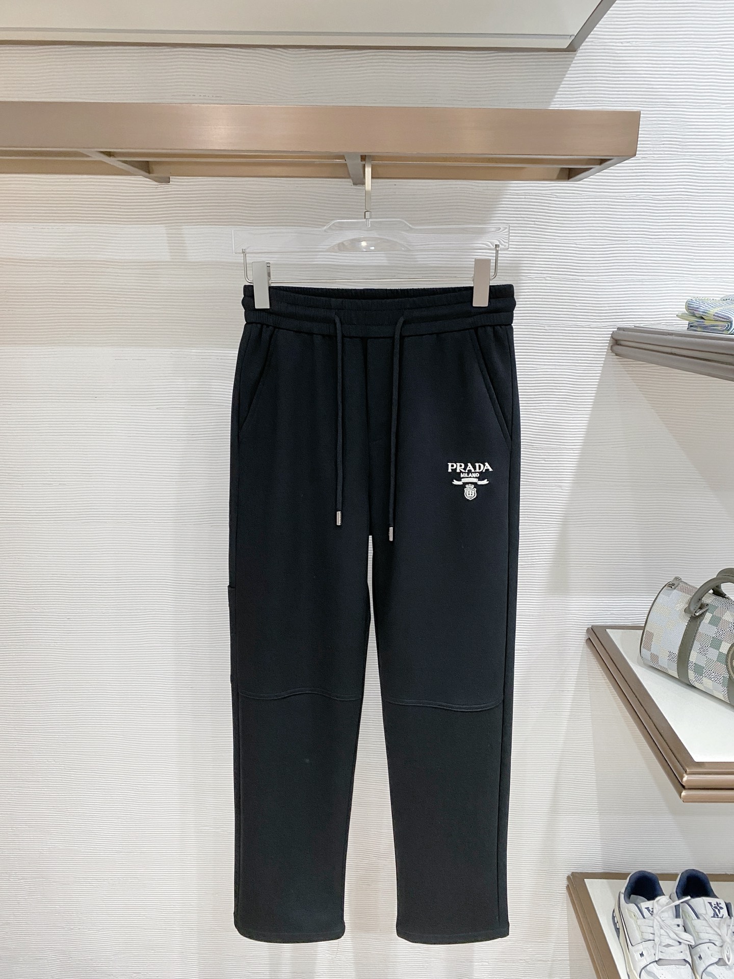 NO:865708,Prada's top products 2026 new summer casual pants!  The brand's classic LOGO casual pants, customized fabrics, excellent comfort, strong touch. Highly recognizable, perfect appearance and craftsmanship. Black size M-3XL,, prada,19860909Prada 顶级货品 2026夏季新款休闲裤！品牌经典LOGO休闲裤 ,定制面料,舒适度极好,手触感强烈.辨识度极高,完美品相工艺. 黑色 尺码M-3XL,,prada,,Men's clothing