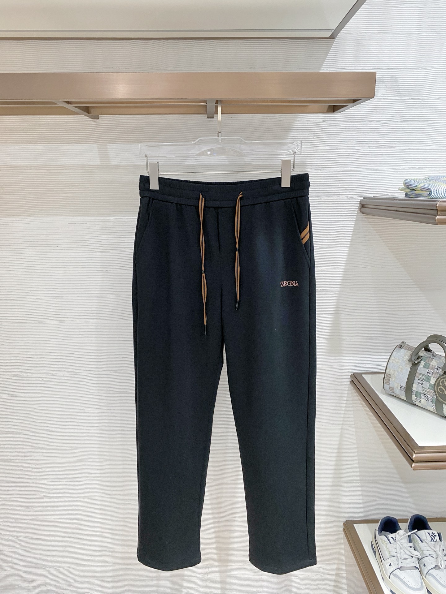 NO:865700,Zegna top product 2026 new summer casual pants!  The brand's classic LOGO casual pants, customized fabrics, extremely comfortable, strong touch. Highly recognizable, perfect appearance and craftsmanship. Black, size M-3XL,,19860909zegna 顶级货品 2026夏季新款休闲裤！品牌经典LOGO休闲裤 ,定制面料,舒适度极好,手触感强烈.辨识度极高,完美品相工艺. 黑色 尺码M-3XL,,,Men's clothing
