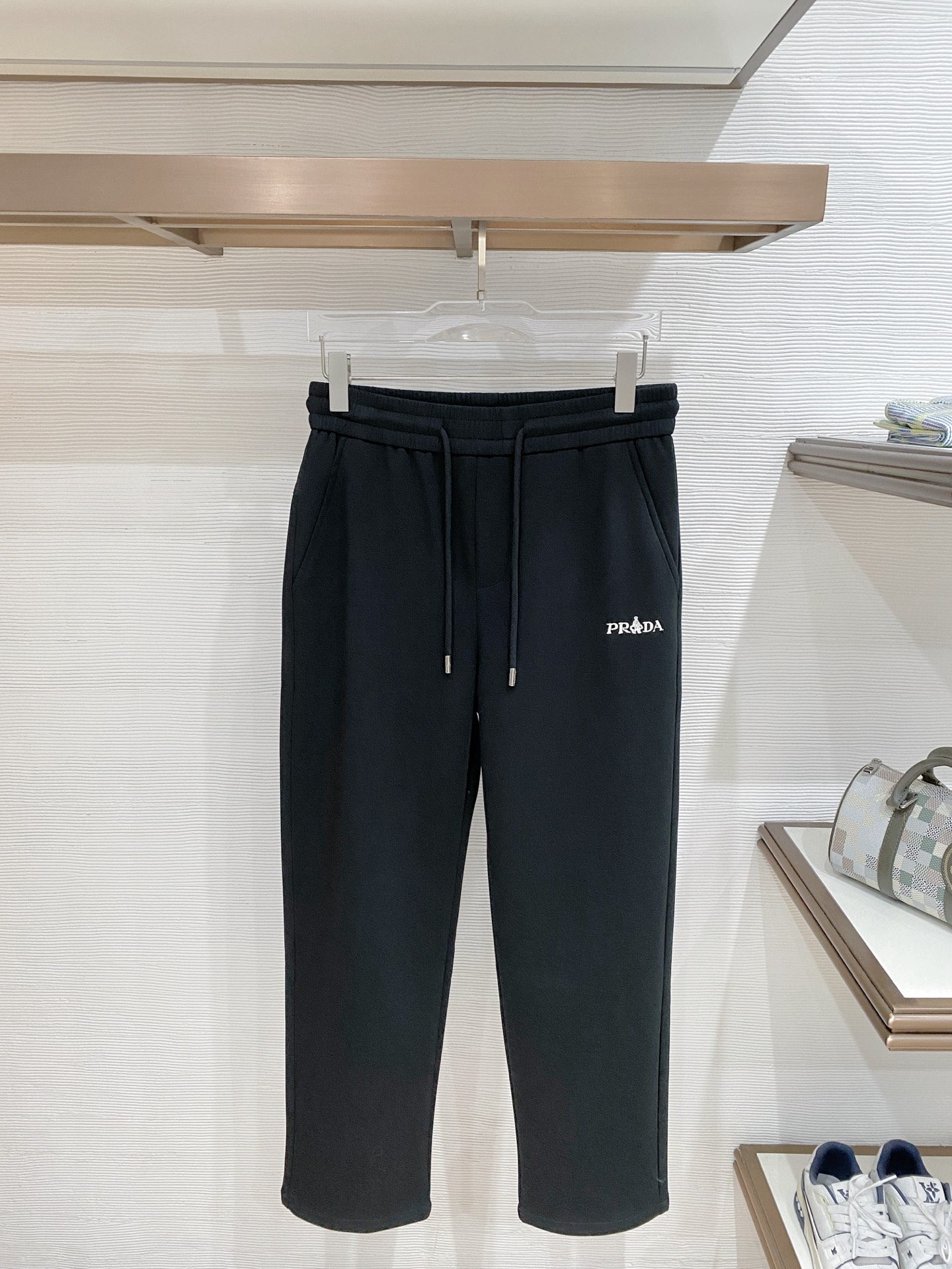 NO:865714,Prada's top products 2026 new summer casual pants!  The brand's classic LOGO casual pants, customized fabrics, excellent comfort, strong touch. Highly recognizable, perfect appearance and craftsmanship. Black size M-3XL,, prada,19860909Prada 顶级货品 2026夏季新款休闲裤！品牌经典LOGO休闲裤 ,定制面料,舒适度极好,手触感强烈.辨识度极高,完美品相工艺. 黑色 尺码M-3XL,,prada,,Men's clothing