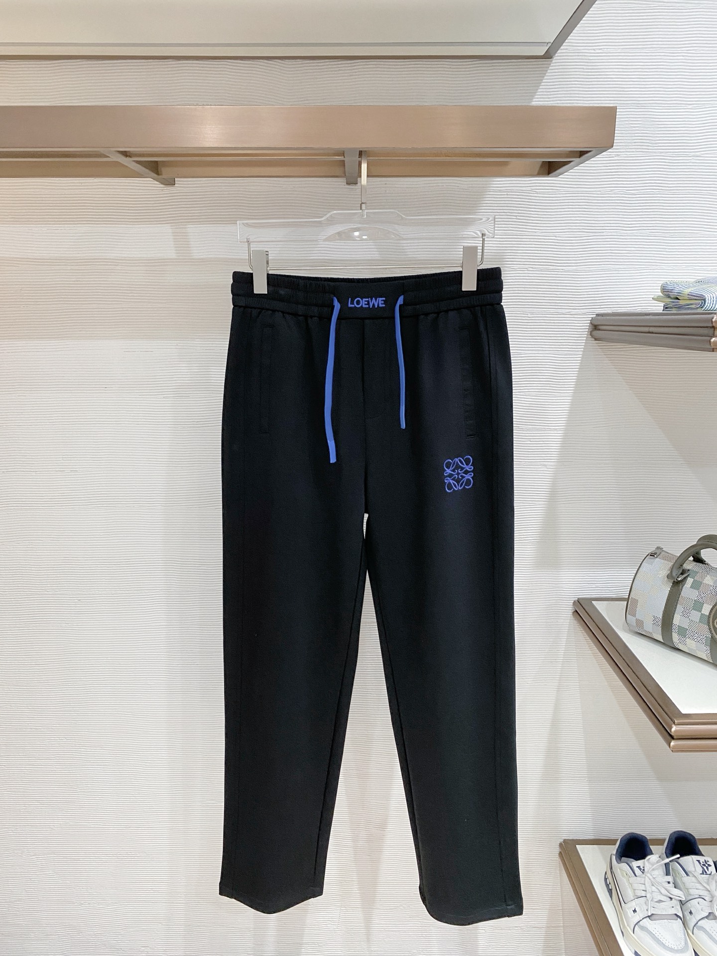 NO:865726,Loewe top product 2026 new summer casual pants!  The brand's classic LOGO casual pants, customized fabrics, excellent comfort, strong touch. Highly recognizable, perfect appearance and craftsmanship. Black size M-3XL,, loewe,19860909Loewe 顶级货品 2026夏季新款休闲裤！品牌经典LOGO休闲裤 ,定制面料,舒适度极好,手触感强烈.辨识度极高,完美品相工艺. 黑色 尺码M-3XL,,loewe,,Men's clothing