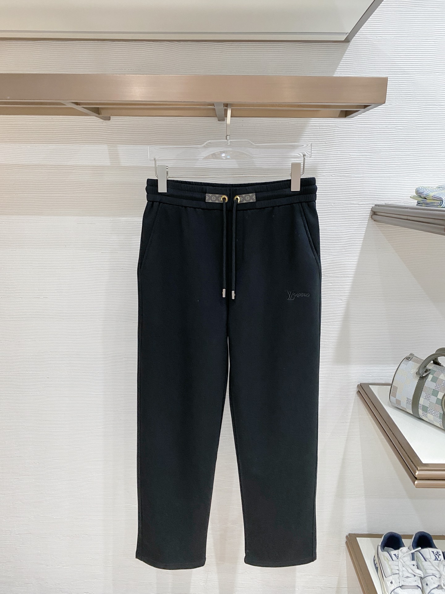 NO:865737,lv top product 2026 new summer casual pants!  The brand's classic LOGO casual pants, customized fabrics, excellent comfort, strong touch. Highly recognizable, perfect appearance and craftsmanship. Black size M-3XL, Louis Vuitton,19860909lv 顶级货品 2026夏季新款休闲裤！品牌经典LOGO休闲裤 ,定制面料,舒适度极好,手触感强烈.辨识度极高,完美品相工艺. 黑色 尺码M-3XL,,louis vuitton,,Men's clothing