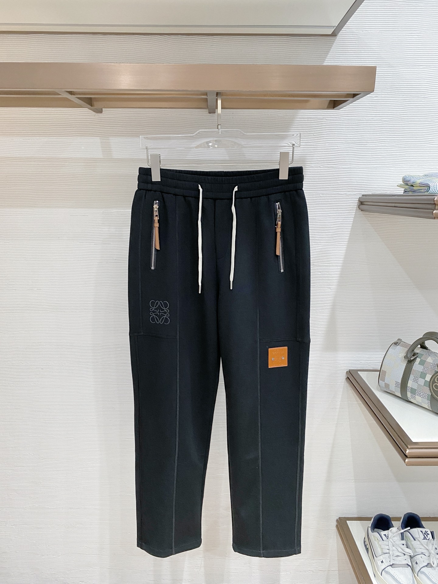 NO:865749,loewe top product 2026 new summer casual pants!  The brand's classic LOGO casual pants, customized fabrics, excellent comfort, strong touch. Highly recognizable, perfect appearance and craftsmanship. Black size M-3XL,, loewe,19860909loewe 顶级货品 2026夏季新款休闲裤！品牌经典LOGO休闲裤 ,定制面料,舒适度极好,手触感强烈.辨识度极高,完美品相工艺. 黑色 尺码M-3XL,,loewe,,Men's clothing