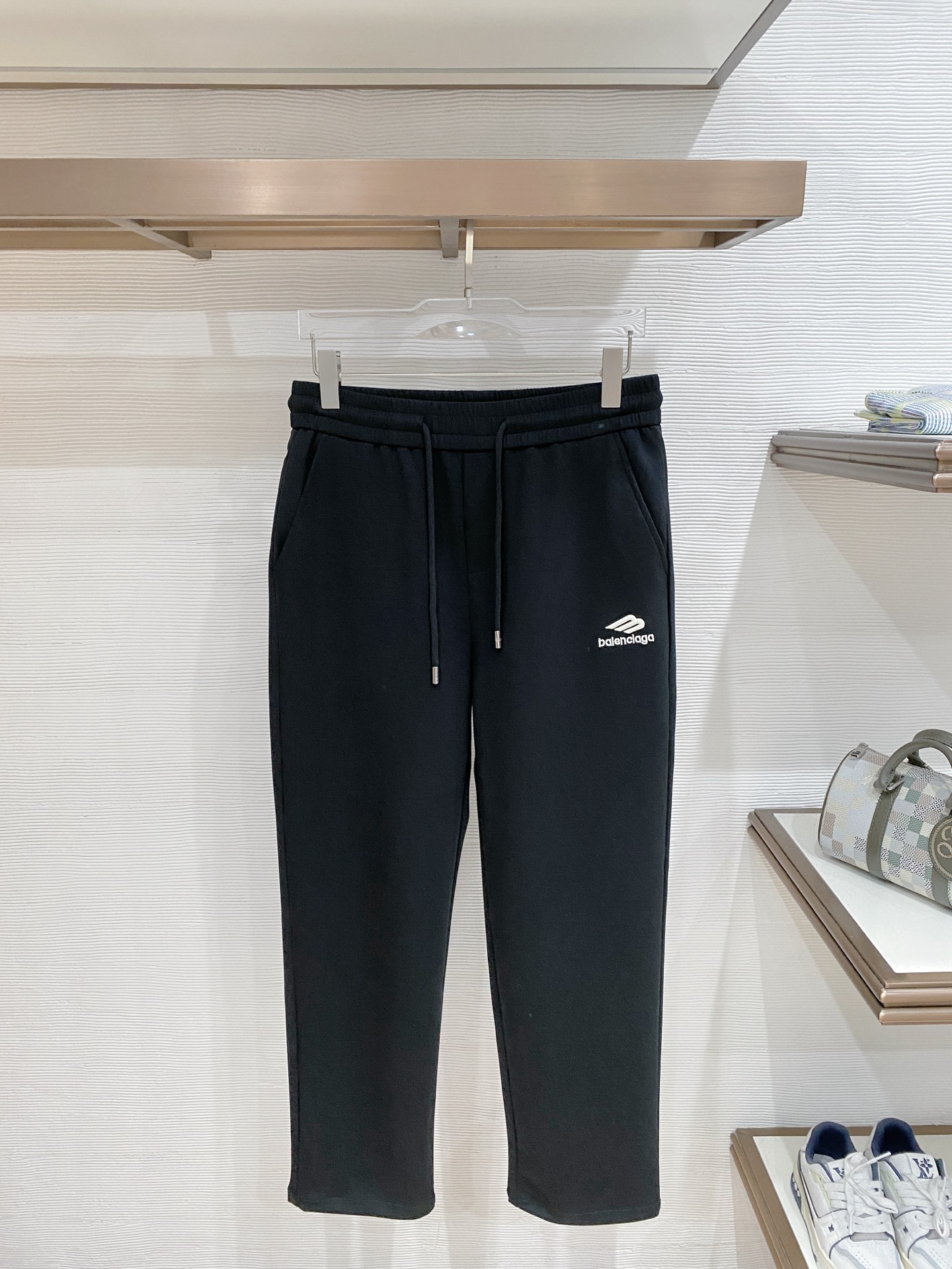 NO:865762,Paris Top Products 2026 Summer New Casual Pants!  The brand's classic LOGO casual pants, customized fabrics, extremely comfortable, strong touch. Highly recognizable, perfect appearance and craftsmanship. Black, size M-3XL,,19860909巴黎 顶级货品 2026夏季新款休闲裤！品牌经典LOGO休闲裤 ,定制面料,舒适度极好,手触感强烈.辨识度极高,完美品相工艺. 黑色 尺码M-3XL,,,Men's clothing