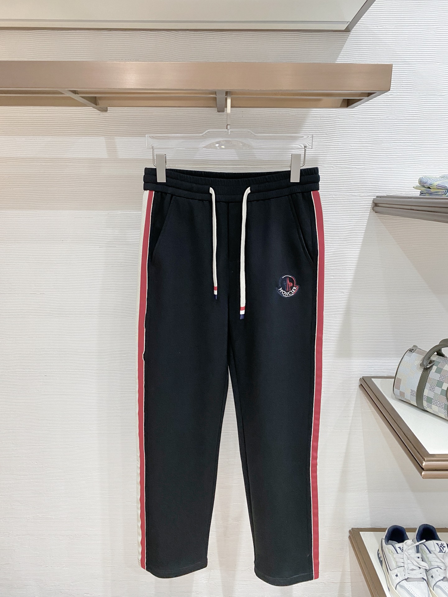 NO:865775,Moncler's top products 2026 new summer casual pants!  The brand's classic LOGO casual pants, customized fabrics, extremely comfortable, strong touch. Highly recognizable, perfect appearance and craftsmanship. Black, size M-3XL,,19860909Moncler 顶级货品 2026夏季新款休闲裤！品牌经典LOGO休闲裤 ,定制面料,舒适度极好,手触感强烈.辨识度极高,完美品相工艺. 黑色 尺码M-3XL,,,Men's clothing