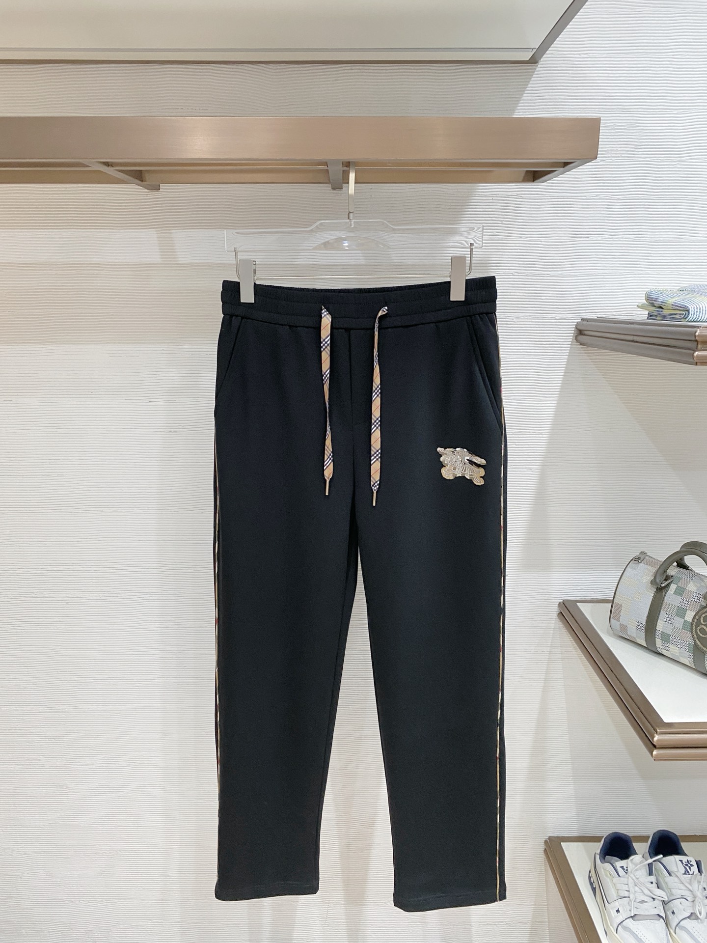 NO:865787,Burberry's top products 2026 new summer casual pants!  The brand's classic LOGO casual pants, customized fabrics, excellent comfort, strong touch. Highly recognizable, perfect appearance and craftsmanship. Black size M-3XL, burberry,19860909Burberry 顶级货品 2026夏季新款休闲裤！品牌经典LOGO休闲裤 ,定制面料,舒适度极好,手触感强烈.辨识度极高,完美品相工艺. 黑色 尺码M-3XL,,burberry,,Men's clothing