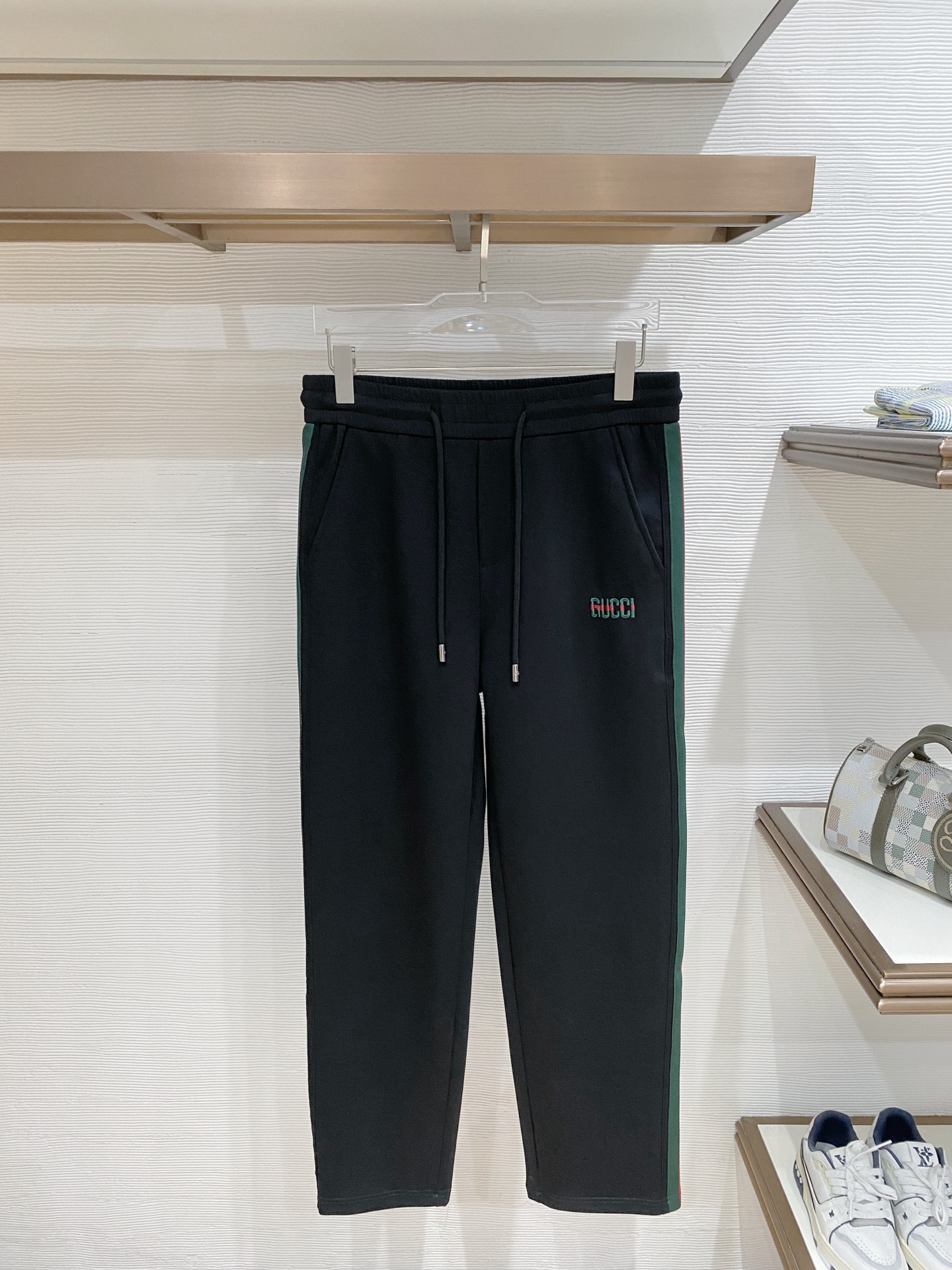 NO:865801,Gucci top product 2026 new summer casual pants!  The brand's classic LOGO casual pants, customized fabrics, excellent comfort, strong touch. Highly recognizable, perfect appearance and craftsmanship. Black size M-3XL,,gucci,19860909Gucci 顶级货品 2026夏季新款休闲裤！品牌经典LOGO休闲裤 ,定制面料,舒适度极好,手触感强烈.辨识度极高,完美品相工艺. 黑色 尺码M-3XL,,gucci,,Men's clothing