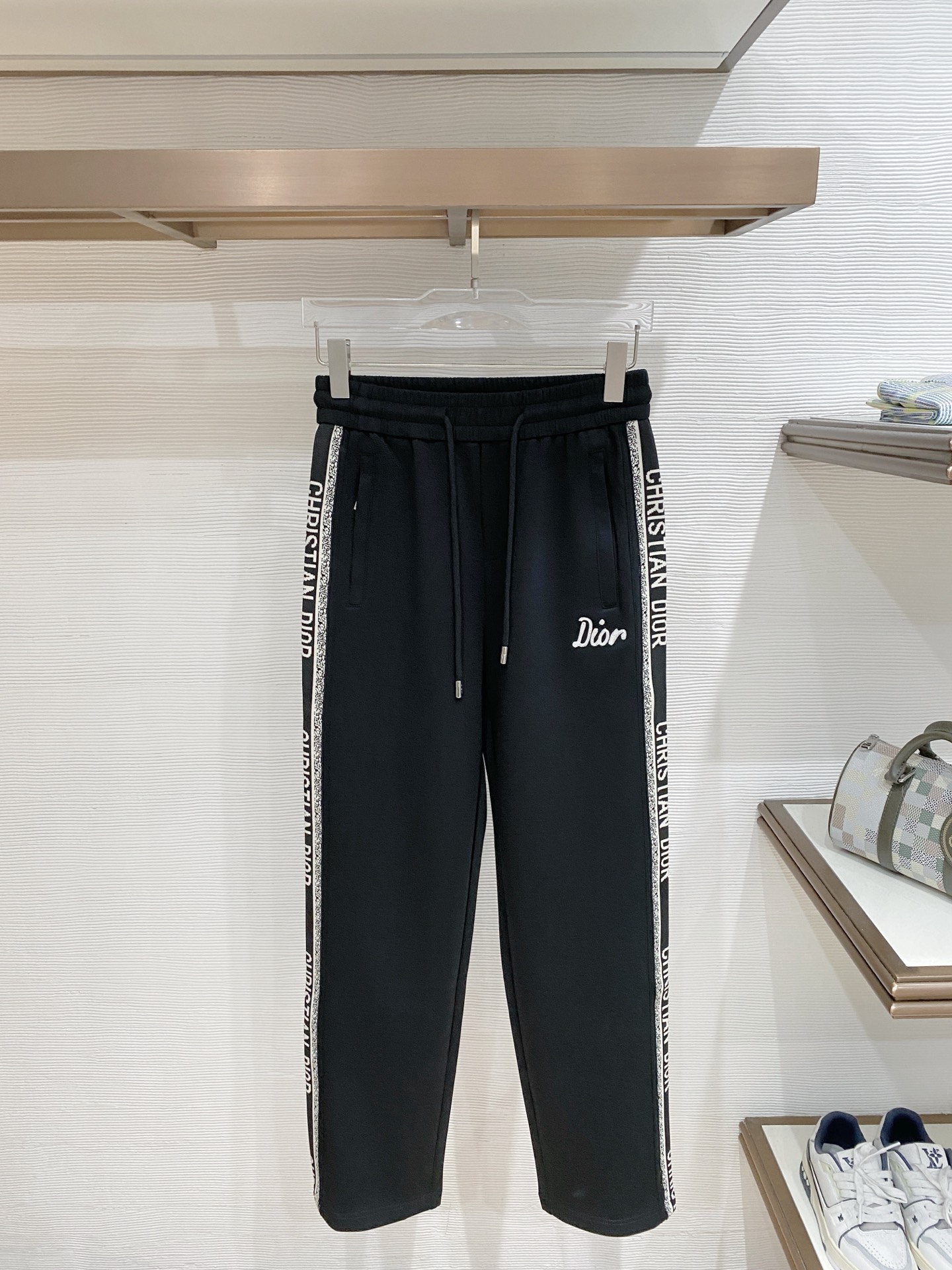 NO:865811,Dior's top product 2026 new summer casual pants!  The brand's classic LOGO casual pants, customized fabrics, excellent comfort, strong touch. Highly identifiable, perfect appearance and craftsmanship. Black size M-3XL,, dior,19860909Dior 顶级货品 2026夏季新款休闲裤！品牌经典LOGO休闲裤 ,定制面料,舒适度极好,手触感强烈.辨识度极高,完美品相工艺. 黑色 尺码M-3XL,,dior,,Men's clothing