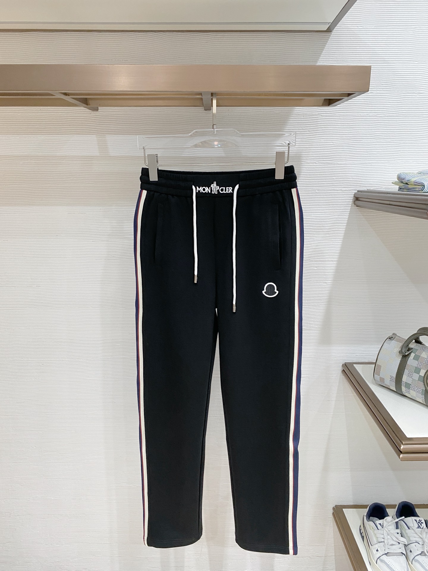 NO:865722,moncler top product 2026 new summer casual pants!  The brand's classic LOGO casual pants, customized fabrics, extremely comfortable, strong touch. Highly recognizable, perfect appearance and craftsmanship. Black, size M-3XL,,19860909moncler 顶级货品 2026夏季新款休闲裤！品牌经典LOGO休闲裤 ,定制面料,舒适度极好,手触感强烈.辨识度极高,完美品相工艺. 黑色 尺码M-3XL,,,Men's clothing