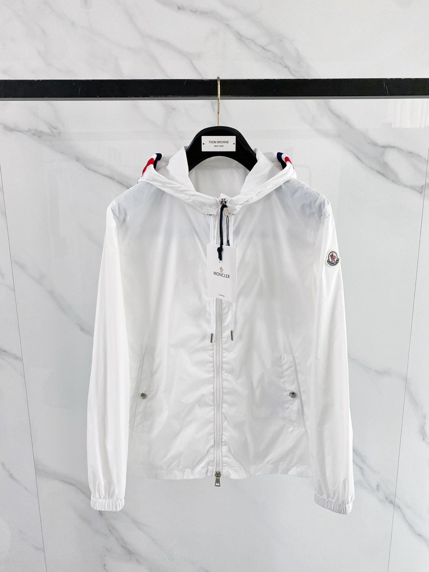 NO:875814,Moncler muzzle windproof and waterproof jacket 26ss early spring new model Original waterproof technical fabric Glued coating with water-repellent effect, customized fabric is stiff, soft and not rigid Non-market glue coat kind of very hard and rigid fabric, original hardware Logo one to one Customized real cashmere top embroidery label Dual-chip sensor armband, wash mark Big factory quality Top quality reject small workshop Color black white Size 12345, Moncler, jackets &  coats,jackets & coats,19860909Moncler蒙口防风防水夹克外套26ss早春新款 原版防水科技面料 过胶涂层防泼水效果,定制面料硬挺微柔且不死板 非市场过胶衣那种非常硬的死板的面料, 原版五金Logo一比一 定制真羊绒顶级刺绣标 双芯片感应袖标、洗水唛 大厂品质 顶级精拒绝小作坊 颜色黑色 白色 尺码12345,,Moncler,jackets & coats,jackets & coats,,Men's clothing