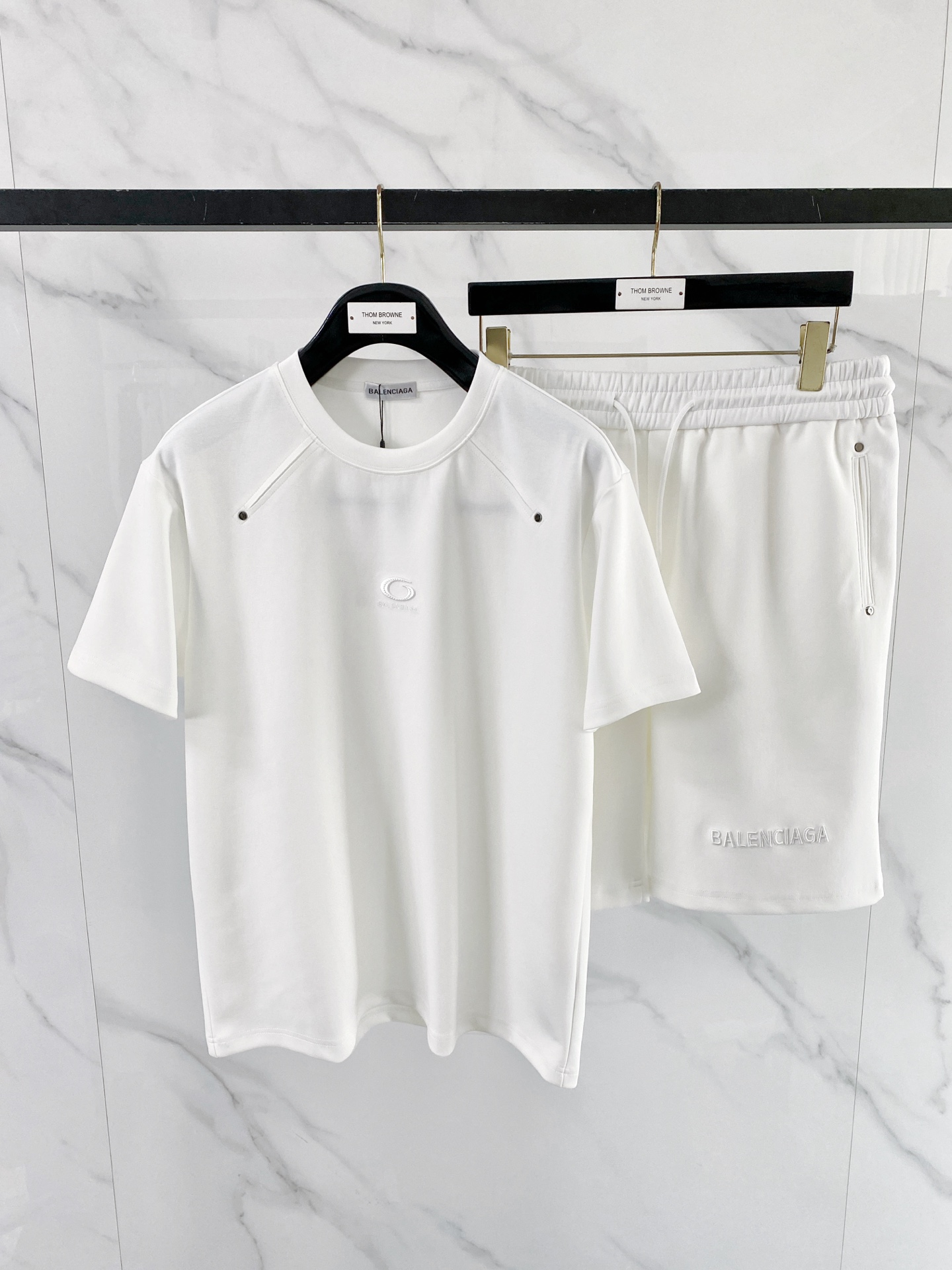 NO:875737,Complete set of Balenciaga 26 summer new high-version casual sports suit. Metal logo stitching and embroidery on the chest. Customized hardware accessories. Same as the original version. Details are in place. Same style for men and women. Color: black. White. Size: M-XXXL (can wear up to 220 pounds. Please state your height and weight when placing an order),,balenciaga,19860909整套售巴黎世家 26夏季新款高版本休闲运动套装 胸口金属logo拼接刺绣工艺 定制五金辅料 原版一致 细节到位 男女同款 颜色黑色 白色 码数M-XXXL（最大可穿220斤 下单报身高体重）,,balenciaga,,Men's clothing