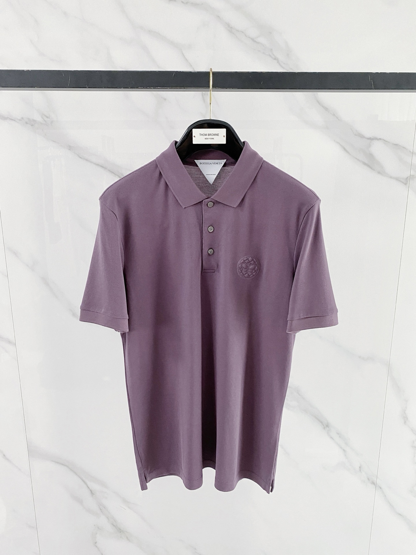NO:875820,BV Bottega Veneta family's high-end men's business casual pique cotton lapel POLO shirt, sold through trading company channels, sourced from the original factory, a favorite among high-end tasters, new in spring and summer of 2026, in perfect condition!  !  The high-grade materials imported from Egypt are selected from the finest long-staple cotton raw materials with excellent sunlight in the Nile River area. They are woven and dyed in a century-old Italian workshop. It is an extremely luxurious and special material. The fabric properties are all excellent. The mesh structure is fine and natural, the gloss is excellent, the comfort and breathability are perfect, the tactile experience is self-evident, and the ultimate luxury enjoyment!  The details are exquisite, the appearance is first-class, the fashionable two-button placket design, equipped with a unique jacquard collar, the color is versatile, and the upper body effect is first-class. It is quite fashionable and can easily highlight the temperament. It is very capable and has an excellent age-reducing effect. It is a POLO shirt that shows great taste. It is a perfect item for urban high-end business commuting and leisure!  Size 48-58, size 50, shoulder width 44, bust 104, length 68,,bottega veneta,bottega veneta,19860909BV葆蝶家家族高级男士商务休闲珠地棉翻领POLO衫,贸易公司渠道货,源自原厂代工出品,高端品鉴心水之物,26年春夏新品,品相完美如斯！！ 客供埃及进口高级物料,甄选尼罗河区域光照极好的上等长绒棉花原料,经过意大利百年工坊定织定染而成,极为奢华特殊的材质,面料属性皆为上乘,网眼结构细腻自然,光泽感极好,舒适性与透气性完美兼备,触感体验不言而喻,奢华极致享受！ 细节精湛考究,品相一流,时尚两扣开合门襟设计,搭载别致提花领,配色万能百搭,上身效果一流,颇具时髦亦显极易凸显出气质感,干练十足,减龄效果亦非常出色,属于非常彰显品位的一款POLO衫,都市高端商务通勤与休闲完美兼备的单品！ 尺码48-58 50码 肩宽44 胸围104 衣长68,,bottega veneta,bottega veneta,,Men's clothing