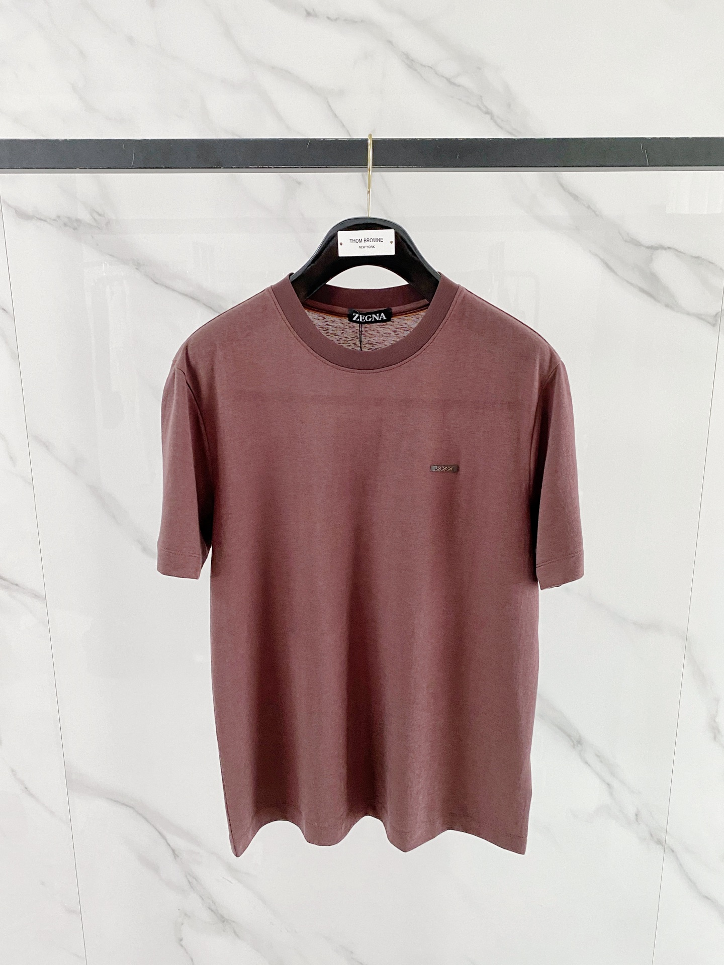 NO:875743,Zegna is recommended by old-money and upstarts. Its designs may seem simple, but it can be said that the details and fabric craftsmanship are perfected. This is why it is highly recommended. Recommended for quality control!  Tencel fiber blended fabric, round neck short-sleeved T-shirt, age-reducing, has always been one of the favorite elements of major designers. This business casual classic style can be matched well for daily commuting and leisure. The fitted version of the upper body is tall and stylish while highlighting the quality and texture. Made in domestic first-line foreign trade factories, using imported weft knitting machine knitting technology, which is time-consuming and labor-intensive. Of course, the finished product presents a natural texture, making the surface of the fabric a pique texture, smooth and stylish, highlighting the quality and texture. The fabric has been treated with liquid ammonia  Combined with Tencel blend, it is skin-friendly and breathable. The upper body is smooth and comfortable like silk. It has extremely high quality requirements and is highly recommended. Size M-4XL, zegna, T-shirt, tees, t-shirt, real silk,19860909Zegna杰尼亚 老钱新贵们推荐 他家的设计 看似简单,可谓把细节面料工艺做到极致 这也是备受推崇的原因 品质控推荐！天丝纤维混纺面料,圆领短袖T恤 减龄 一直都是各大设计师 喜欢元素之一 这款商务休闲经典款式 平时通勤 休闲 都能很好搭配 合体的版型上身挺拔有型的同时 凸显品质 质感 国内一线外贸工厂制作 采用进口纬编机针织工艺 耗时耗力 当然成品呈现自然的肌理感 让面料表面珠地纹理质感 平整有型 凸显品质质感 面料做了液氨的处理 又结合天丝混纺 亲肤透气 上身如真丝般的爽滑 舒适肤感,对品质有极高要求强烈推荐 码数M-4XL,,zegna,T-shirt,tees，t-shirt,real silk,,Men's clothing