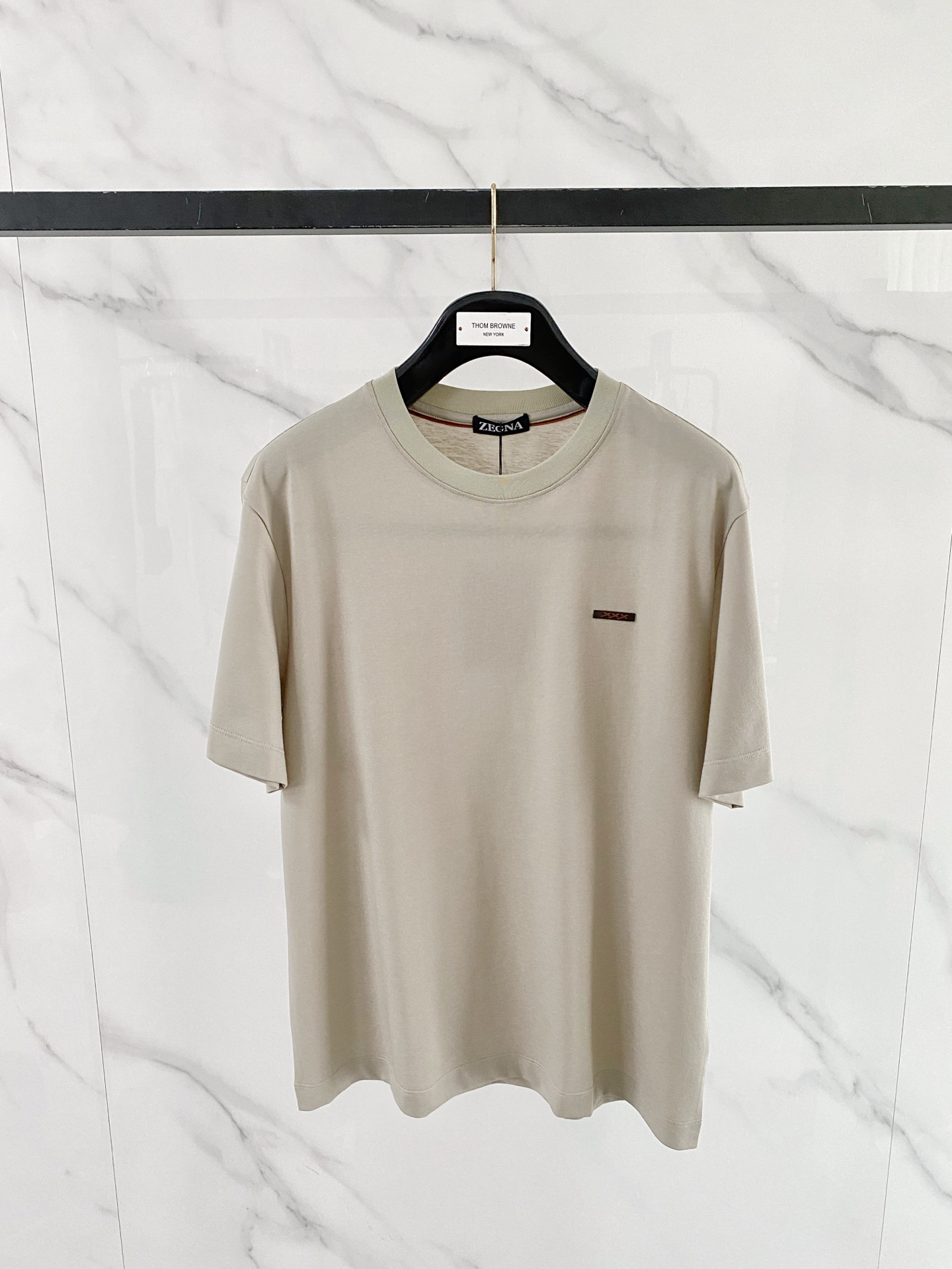NO:875767,Zegna is recommended by old-money and upstarts. Its designs may seem simple, but it can be said that the details and fabric craftsmanship are perfected. This is why it is highly recommended. Recommended for quality control!  Tencel fiber blended fabric, round neck short-sleeved T-shirt, age-reducing, has always been one of the favorite elements of major designers. This business casual classic style can be matched well for daily commuting and leisure. The fitted version of the upper body is tall and stylish while highlighting the quality and texture. Made in domestic first-line foreign trade factories, using imported weft knitting machine knitting technology, which is time-consuming and labor-intensive. Of course, the finished product presents a natural texture, making the surface of the fabric a pique texture, smooth and stylish, highlighting the quality and texture. The fabric has been treated with liquid ammonia  Combined with Tencel blend, it is skin-friendly and breathable. The upper body is smooth and comfortable like silk. It has extremely high quality requirements and is highly recommended. Size M-4XL, zegna, T-shirt, tees, t-shirt, real silk,19860909Zegna杰尼亚 老钱新贵们推荐 他家的设计 看似简单,可谓把细节面料工艺做到极致 这也是备受推崇的原因 品质控推荐！天丝纤维混纺面料,圆领短袖T恤 减龄 一直都是各大设计师 喜欢元素之一 这款商务休闲经典款式 平时通勤 休闲 都能很好搭配 合体的版型上身挺拔有型的同时 凸显品质 质感 国内一线外贸工厂制作 采用进口纬编机针织工艺 耗时耗力 当然成品呈现自然的肌理感 让面料表面珠地纹理质感 平整有型 凸显品质质感 面料做了液氨的处理 又结合天丝混纺 亲肤透气 上身如真丝般的爽滑 舒适肤感,对品质有极高要求强烈推荐 码数M-4XL,,zegna,T-shirt,tees，t-shirt,real silk,,Men's clothing