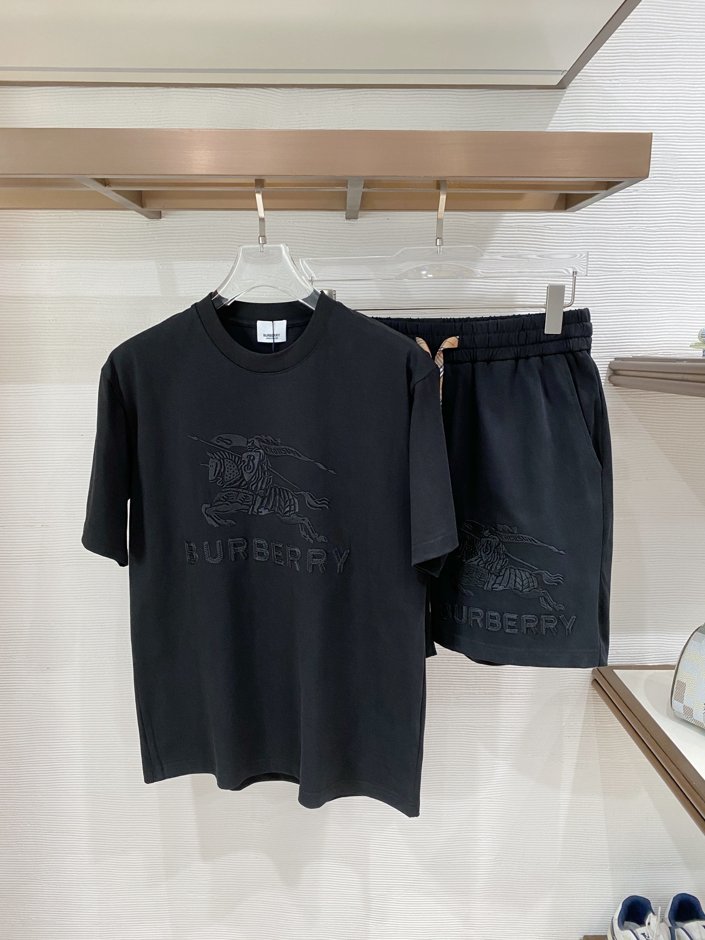NO:914180,Burberry high-end customization 2026 spring and summer new style debut counter latest short-sleeved shorts casual suit heavy industry pattern design high-end customization design avant-garde fashion!  The brand logo is designed with heavy craftsmanship. High-end customized pure cotton fabric. Soft to the touch. Comfortable to wear. Exquisite stitching at the counter level. Fine workmanship. The upper body effect is incomparably handsome!  A must-have item for a stylish man!  Size S-2XL Please state your height and weight when placing an order, burberry, shorts, T-shirt,19860909巴宝莉高端定制 2026春夏新款首发专柜最新款短袖短裤休闲套装 重工图案设计 高端订制 设计前卫时尚！品牌logo重工艺设计 高端定制纯棉面料.手感柔软.穿着舒适.专柜级别精致车线.做工精细.上身效果无敌帅气！型男必备单品！ 码数S-2XL 下单报身高体重,,burberry,shorts,T-shirt,,Men's clothing