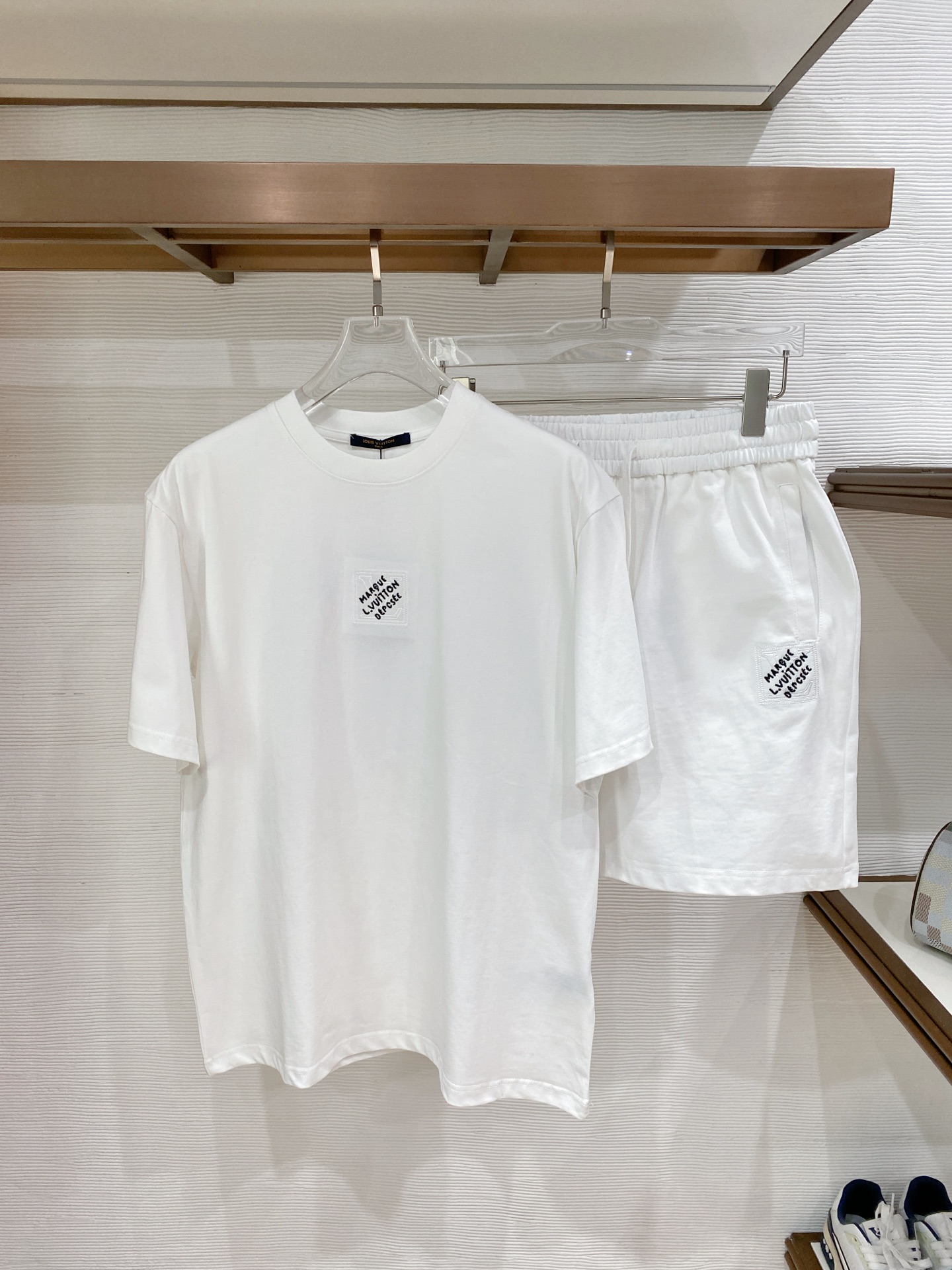 NO:914177,LV high-end customization 2026 spring and summer new style first counter latest short-sleeved shorts casual suit heavy industry pattern design high-end customization design avant-garde fashion!  The brand logo is designed with heavy craftsmanship. High-end customized pure cotton fabric. Soft to the touch. Comfortable to wear. Exquisite stitching at the counter level. Fine workmanship. The upper body effect is incomparably handsome!  A must-have item for a stylish man!  Size S-2XL Please state your height and weight when placing an order, Louis Vuitton, shorts, T-shirt,19860909LV高端定制 2026春夏新款首发专柜最新款短袖短裤休闲套装 重工图案设计 高端订制 设计前卫时尚！品牌logo重工艺设计 高端定制纯棉面料.手感柔软.穿着舒适.专柜级别精致车线.做工精细.上身效果无敌帅气！型男必备单品！ 码数S-2XL 下单报身高体重,,louis vuitton,shorts,T-shirt,,Men's clothing