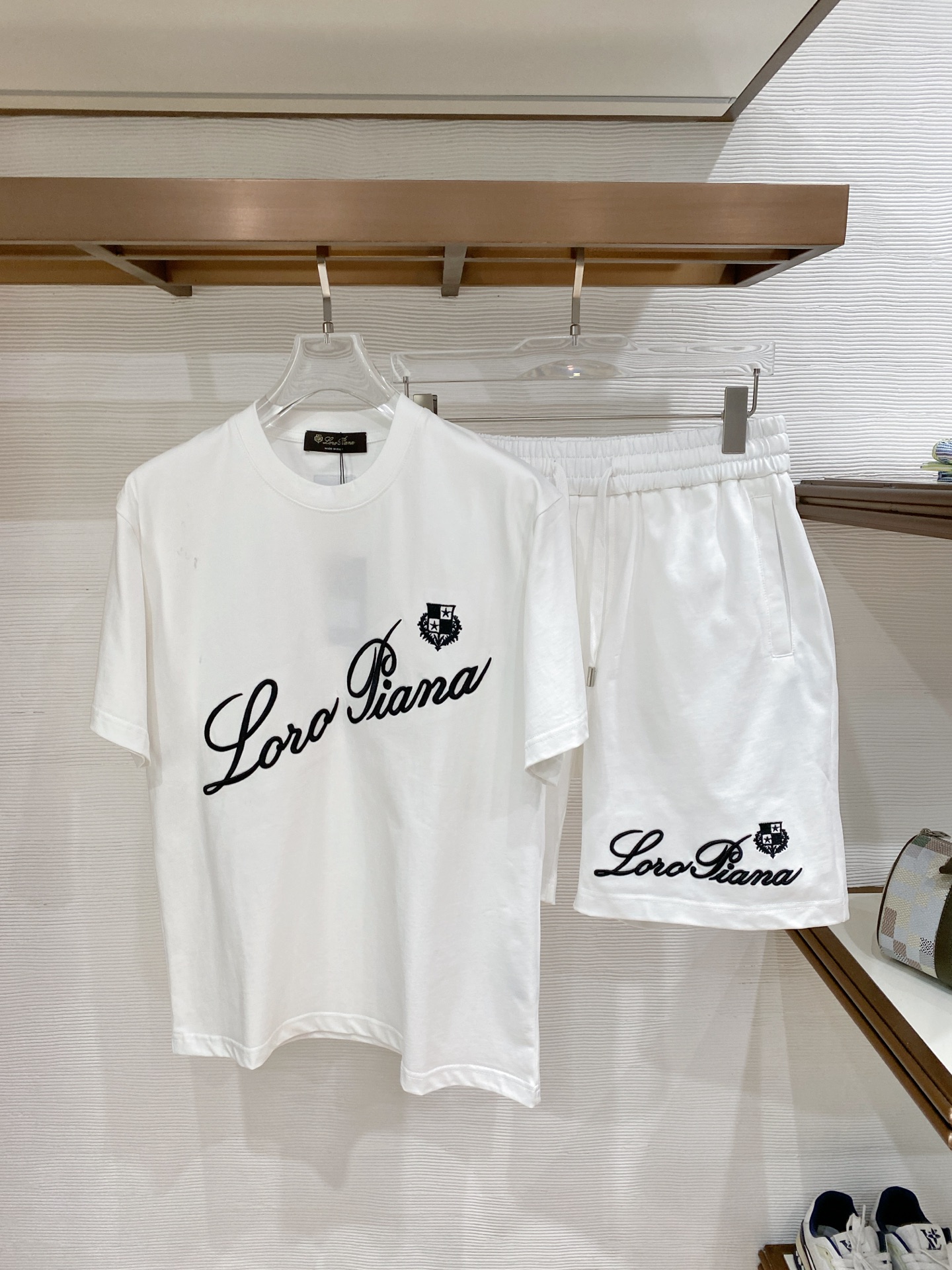 NO:914171,LP high-end customization 2026 spring and summer new style first counter latest short-sleeved shorts casual suit heavy industry pattern design high-end customization avant-garde and fashionable design!  The brand logo is designed with heavy craftsmanship. High-end customized pure cotton fabric. Soft to the touch. Comfortable to wear. Exquisite stitching at the counter level. Fine workmanship. The upper body effect is incomparably handsome!  A must-have item for a stylish man!  Size S-2XL Please state your height and weight when placing an order, loro piana, shorts, T-shirt,19860909LP 高端定制 2026春夏新款首发专柜最新款短袖短裤休闲套装 重工图案设计 高端订制 设计前卫时尚！品牌logo重工艺设计 高端定制纯棉面料.手感柔软.穿着舒适.专柜级别精致车线.做工精细.上身效果无敌帅气！型男必备单品！ 码数S-2XL 下单报身高体重,,loro piana,shorts,T-shirt,,Men's clothing