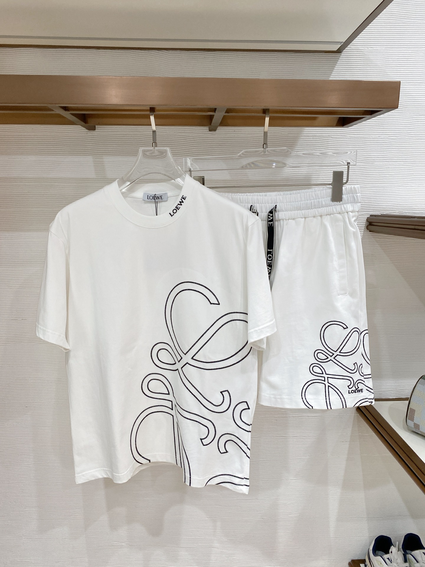 NO:914165,Luo Yiwei high-end customization 2026 spring and summer new debut counter latest short-sleeved shorts casual suit heavy industry pattern design high-end customization design avant-garde fashion!  The brand logo is designed with heavy craftsmanship. High-end customized pure cotton fabric. Soft to the touch. Comfortable to wear. Exquisite stitching at the counter level. Fine workmanship. The upper body effect is incomparably handsome!  A must-have item for a stylish man!  Size S-2XL Please state your height and weight when placing an order, loewe, shorts, T-shirt,19860909罗意威高端定制 2026春夏新款首发专柜最新款短袖短裤休闲套装 重工图案设计 高端订制 设计前卫时尚！品牌logo重工艺设计 高端定制纯棉面料.手感柔软.穿着舒适.专柜级别精致车线.做工精细.上身效果无敌帅气！型男必备单品！ 码数S-2XL 下单报身高体重,,loewe,shorts,T-shirt,,Men's clothing