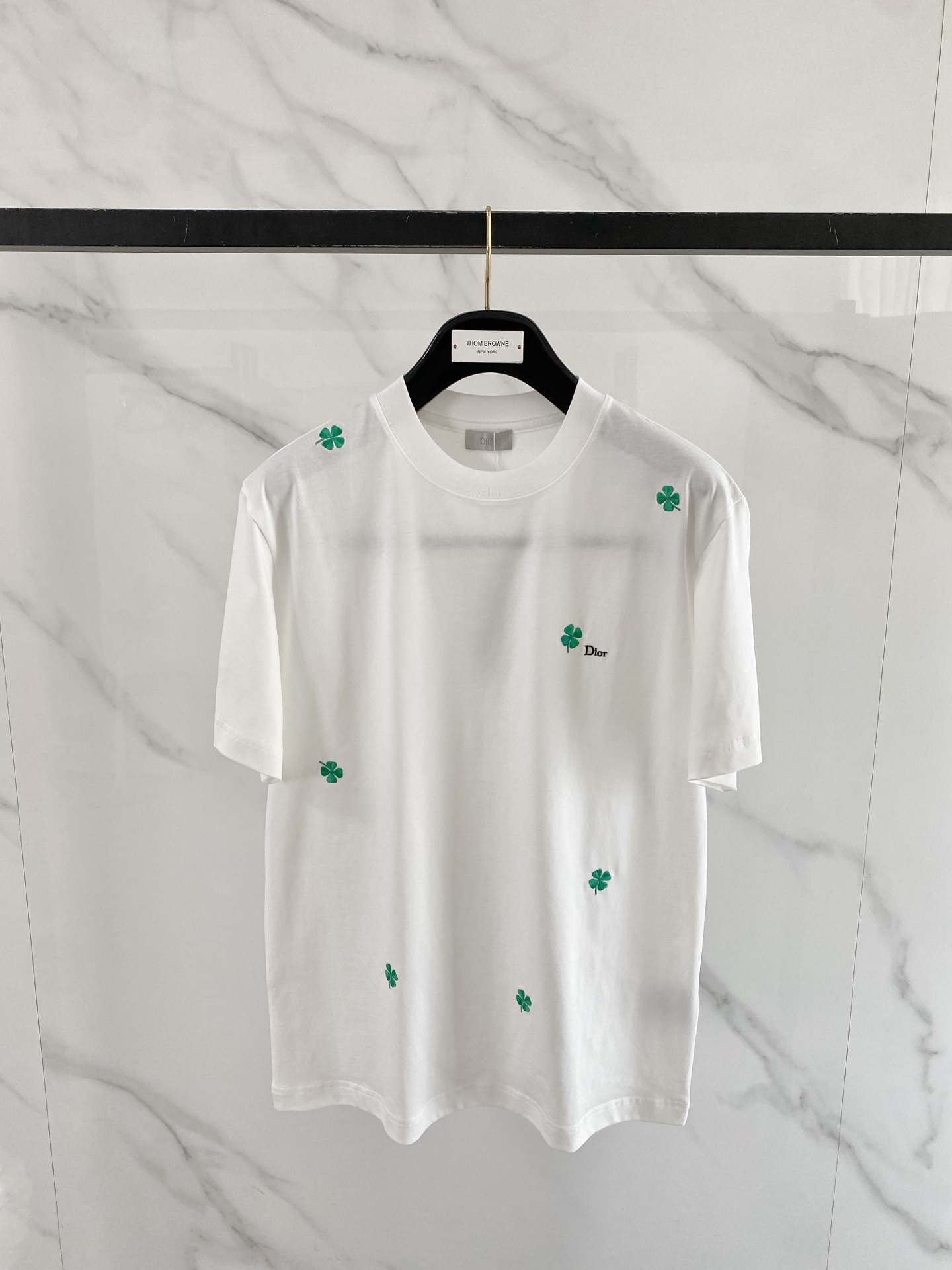 NO:929019,Dior Dior 1946 spring and summer hot style | Dior lucky four-leaf clover T-shirt Who knows!  This ceiling is really a spring and summer vibe!  Fully embroidered four-leaf clover design, low-key and unobtrusive, with a sense of refinement hidden in the details, and a good luck buff. Selected heavyweight high-count cotton, soft but not collapsed, breathable in summer without sweating, and will not deform after multiple washes. Slightly loose fit, both boys and girls can handle it. It is refreshing when worn alone or layered with a suit. It is also very textured. Black and white with closed eyes, can be worn for daily/commuting/dating, with a fresh and high-end feel.  Size S-XXL,,dior,dior,tees,t-shirt,business suit,19860909Dior 迪奥1946春夏爆款｜Dior幸运四叶草T恤 谁懂啊！这件真的是春夏氛围感天花板！ 满布刺绣四叶草设计,低调不张扬,细节里藏着精致感,自带好运buff 甄选重磅高支棉,软而不塌,夏天穿透气不闷汗,洗多次也不变形 微宽松版型,男生女生都能驾驭,单穿清爽、叠穿西装也很有质感 黑白双色闭眼冲,日常/通勤/约会都能搭,自带清新高级感 码数S-XXL,,dior,dior,tees，t-shirt,business suit,,Men's clothing