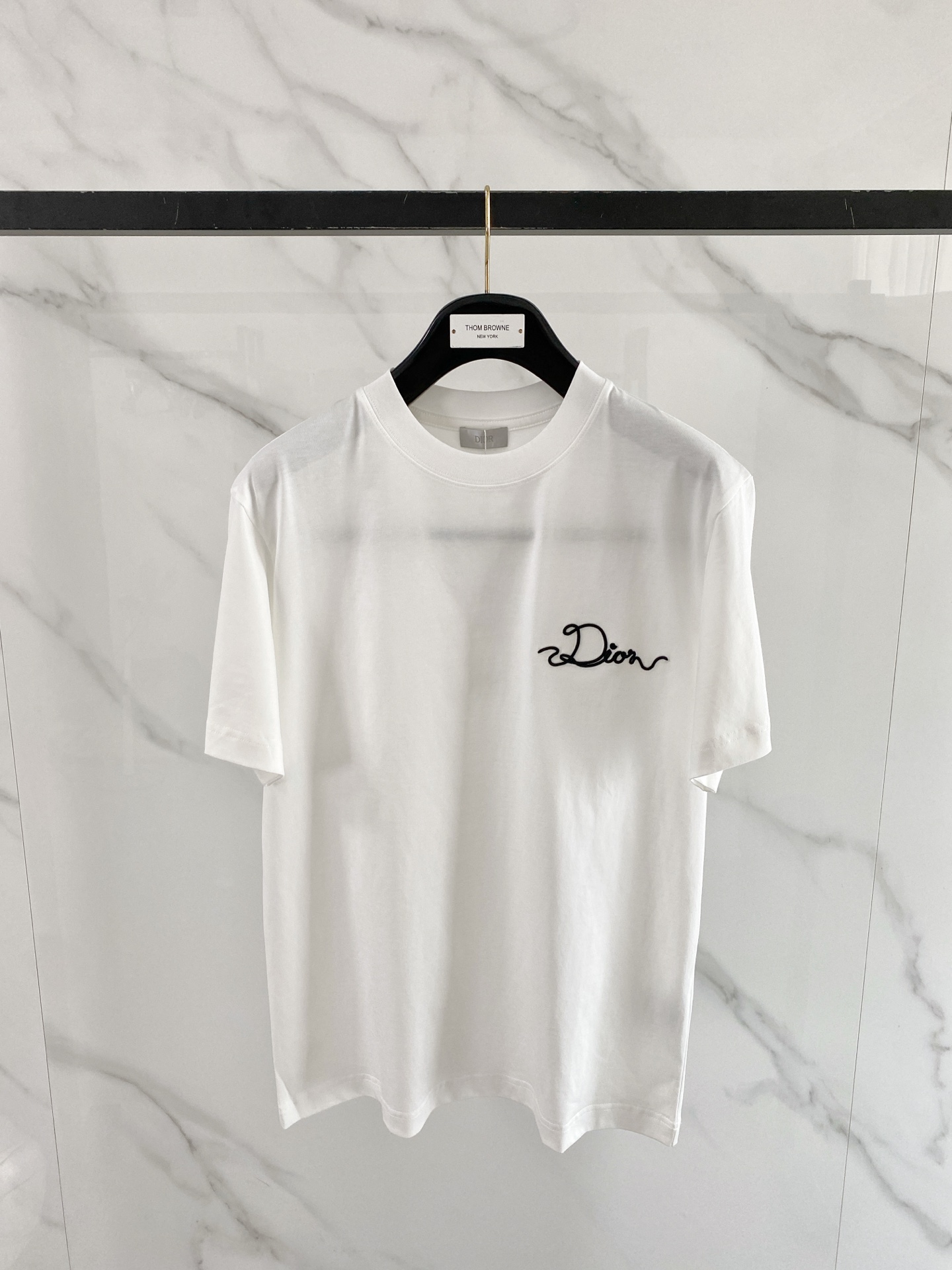 NO:928988,Dior 1946 spring and summer hot item | Dior signature embroidered T-shirt on the front and back. Who knows!  This is really a minimalist style ceiling for spring and summer!  Double signature embroidery on the front and back, smooth and exquisite lines, low-key and unobtrusive but with a sense of luxury, both front and back. Selected heavyweight high-count cotton, soft but not slumped, breathable in summer without being sweaty, and will not deform after multiple washes. Slightly loose fit, boys and girls can handle it. It is refreshing when worn alone or layered with a suit. It is also very textured. Black and white with closed eyes, can be worn for daily/commuting/dating, with a relaxed and high-end feel.  Size S-XXL,,dior,dior,tees,t-shirt,business suit,19860909Dior 迪奥1946春夏爆款｜迪奥前后签名刺绣T恤 谁懂啊！这件真的是春夏极简风天花板！ 正面+背面双签名刺绣,线条流畅精致,低调不张扬却自带高级感,前后都有看点 甄选重磅高支棉,软而不塌,夏天穿透气不闷汗,洗多次也不变形 微宽松版型,男生女生都能驾驭,单穿清爽、叠穿西装也很有质感 黑白双色闭眼冲,日常/通勤/约会都能搭,自带松弛高级感 码数S-XXL,,dior,dior,tees，t-shirt,business suit,,Men's clothing