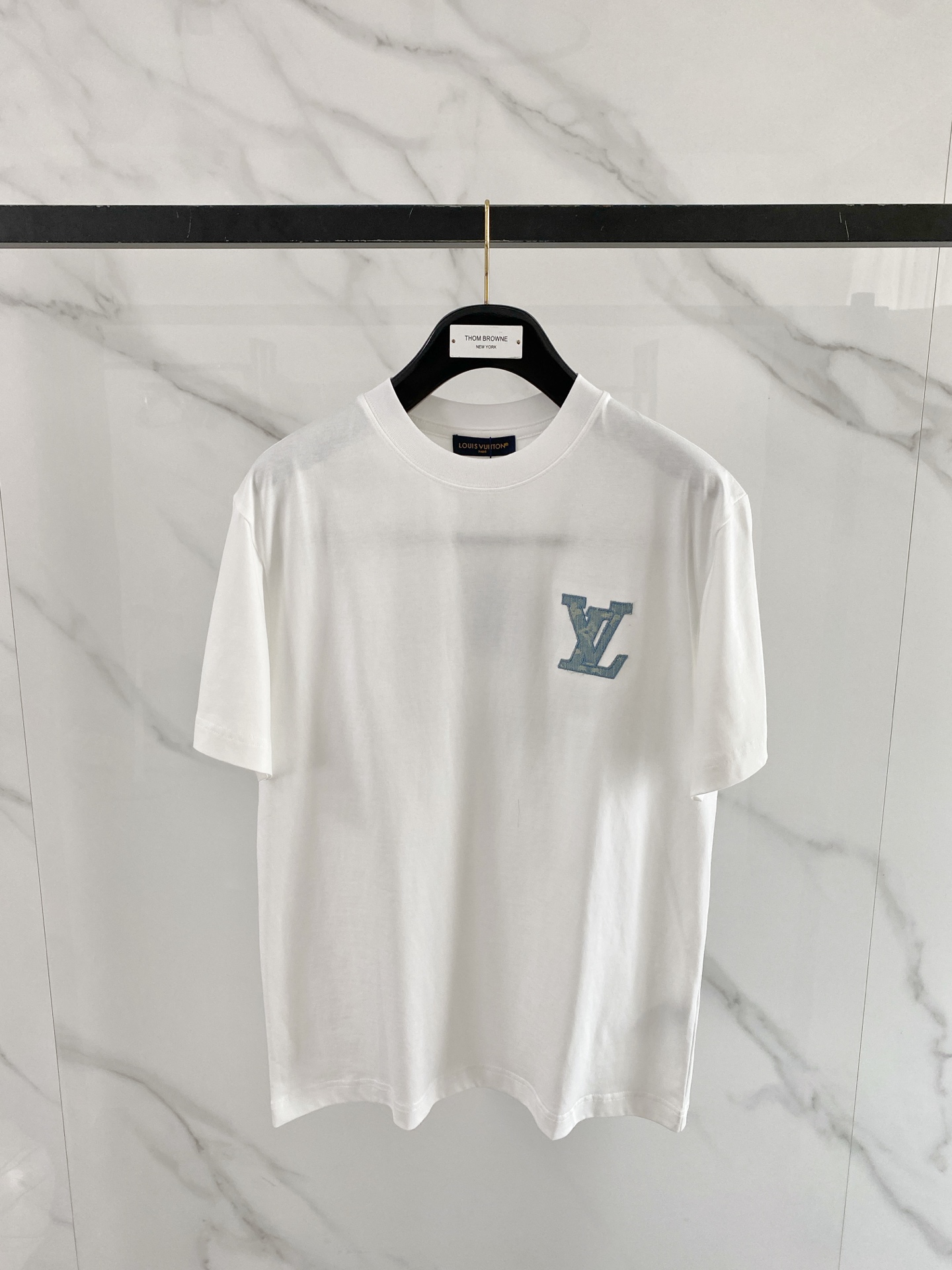 NO:929010,LV1946 spring and summer hot item｜Louis Vuitton LV denim embroidered T-shirt Who knows!  This is really a high-end ceiling for spring and summer!  Denim texture LV embroidered logo on the chest, full of details, low-key and unobtrusive but with built-in recognition. Select heavy-weight high-count cotton, soft but not collapsed, breathable in summer without sweating, and will not deform after multiple washes. Slightly loose fit, boys and girls can handle it, refreshing when worn alone, or layered with suits. It is also very textured. Black and white with closed eyes, can be worn for daily/commuting/dates, with a high-end sense of relaxation. Size S-XXL, Louis Vuitton, Louis  vuitton,tees,t-shirt,business suit,19860909LV1946春夏爆款｜路易威登LV牛仔刺绣T恤 谁懂啊！这件真的是春夏高级感天花板！ 胸前牛仔质感LV刺绣标,细节拉满,低调不张扬却自带辨识度 甄选重磅高支棉,软而不塌,夏天穿透气不闷汗,洗多次也不变形 微宽松版型,男生女生都能驾驭,单穿清爽、叠穿西装也很有质感 黑白双色闭眼冲,日常/通勤/约会都能搭,自带高级松弛感 码数S-XXL,,louis vuitton,louis vuitton,tees，t-shirt,business suit,,Men's clothing