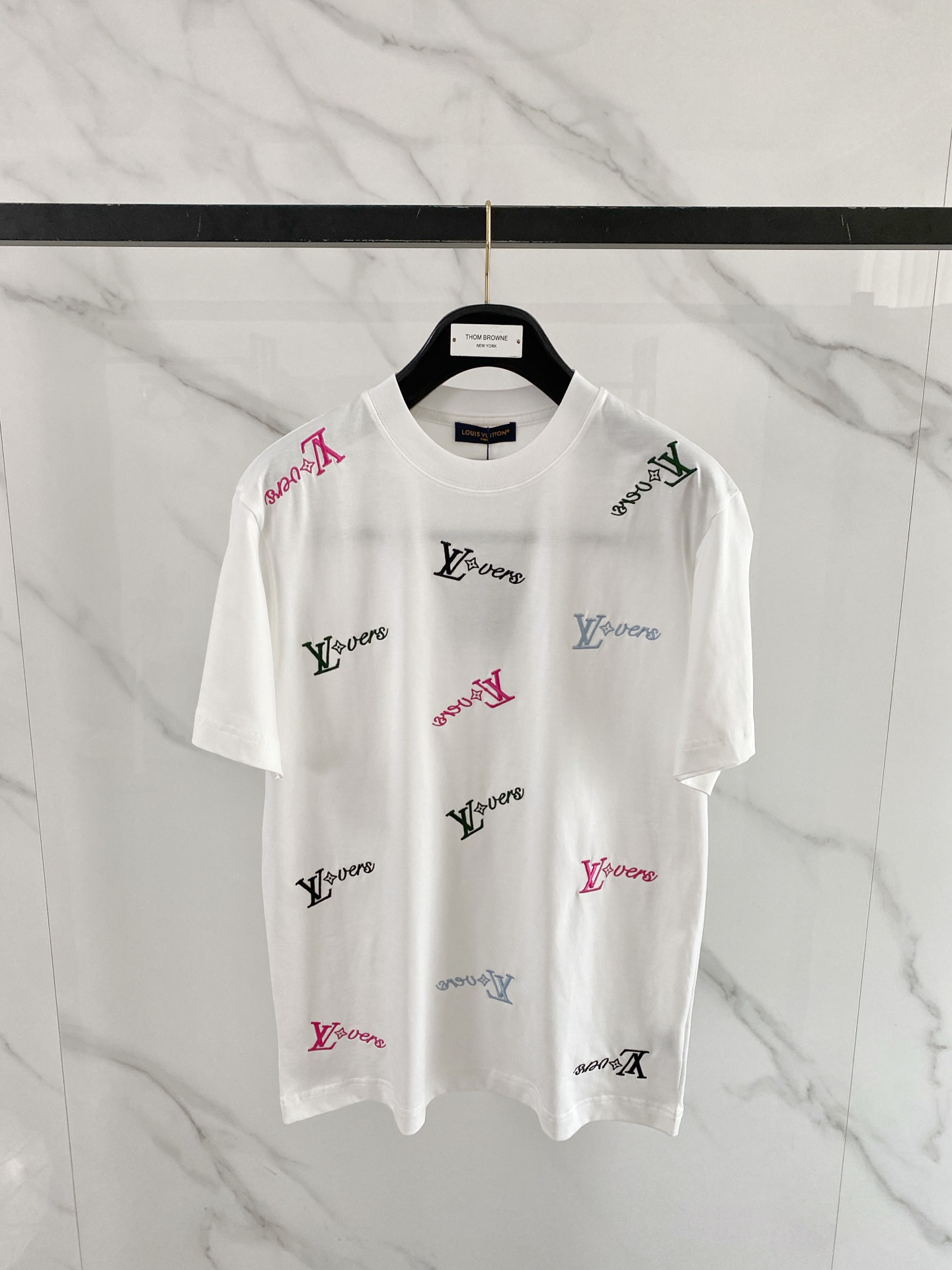 NO:928999,LV1946 spring and summer hot item｜Louis Vuitton colorful embroidered T-shirt Who knows!  This ceiling is really a spring and summer vibe!  Covered with colorful LV embroidered logos, the multi-color design is lively and eye-catching, full of details, low-key and unobtrusive yet self-recognizable. Select heavy-weight high-count cotton, soft but not slumped, breathable in summer without sweating, and will not deform after multiple washes. Slightly loose version, boys and girls can handle it, it is refreshing when worn alone, or layered with suits. It is also very textured. Black and white with closed eyes, can be worn for daily/commuting/dates, with a sense of vitality and relaxation. Size S-XXL, Louis  vuitton,louis vuitton,tees,t-shirt,business suit,19860909LV1946春夏爆款｜路易威登彩色刺绣T恤 谁懂啊！这件真的是春夏氛围感天花板！ 满布彩色LV刺绣标,多色设计活泼又吸睛,细节拉满,低调不张扬却自带辨识度 甄选重磅高支棉,软而不塌,夏天穿透气不闷汗,洗多次也不变形 微宽松版型,男生女生都能驾驭,单穿清爽、叠穿西装也很有质感 黑白双色闭眼冲,日常/通勤/约会都能搭,自带活力松弛感 码数S-XXL,,louis vuitton,louis vuitton,tees，t-shirt,business suit,,Men's clothing