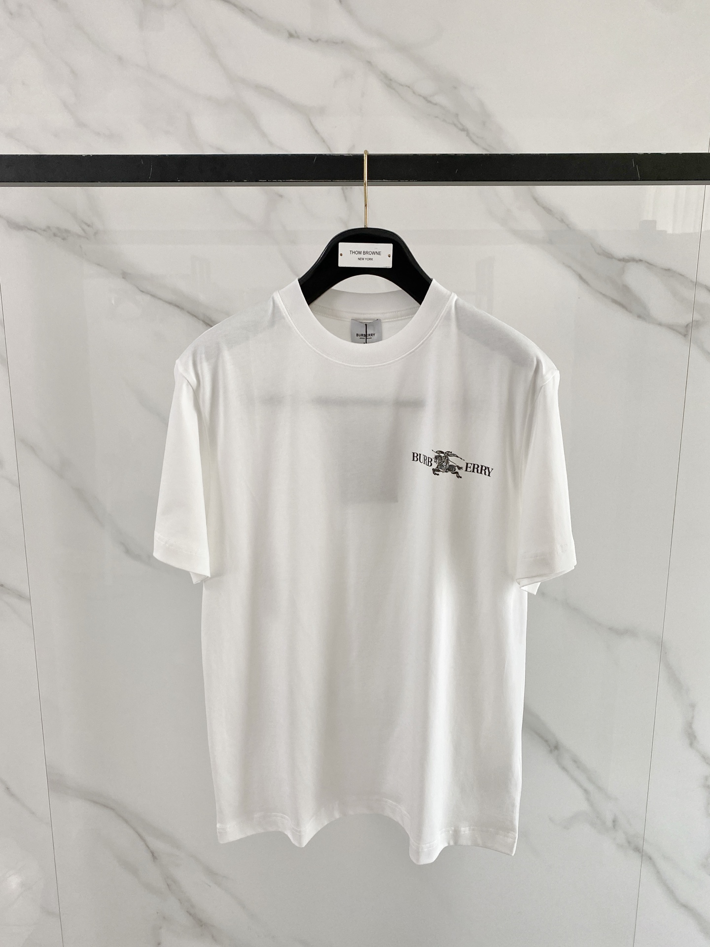 NO:929029,Burberry's 1946 spring and summer hot item | Burberry Knight Logo T-shirt Who knows!  This is a real wardrobe necessity!  The brand's iconic equestrian knight print is low-key and recognizable, not ostentatious but everyone understands it. Select heavy-weight high-count cotton, soft but not collapsed, breathable in summer without sweating, and will not deform after being washed many times. Slightly loose version, can be worn by boys and girls. It is refreshing when worn alone or layered with suits. It also has texture. Black and white two-color close-up, can be worn for daily/commuting/dating. Size S-XXL, burberry, burberry, tees, t-shirt, business suit,19860909巴宝莉1946春夏爆款｜Burberry骑士徽标T恤 谁懂啊！这件真的是衣柜刚需！ 品牌标志性马术骑士印花,低调又有辨识度,不张扬但懂的都懂 甄选重磅高支棉,软而不塌,夏天穿透气不闷汗,洗多次也不变形 微宽松版型,男生女生都能穿,单穿清爽、叠穿西装也有质感 黑白双色闭眼冲,日常/通勤/约会都能搭 码数S-XXL,,burberry,burberry,tees，t-shirt,business suit,,Men's clothing