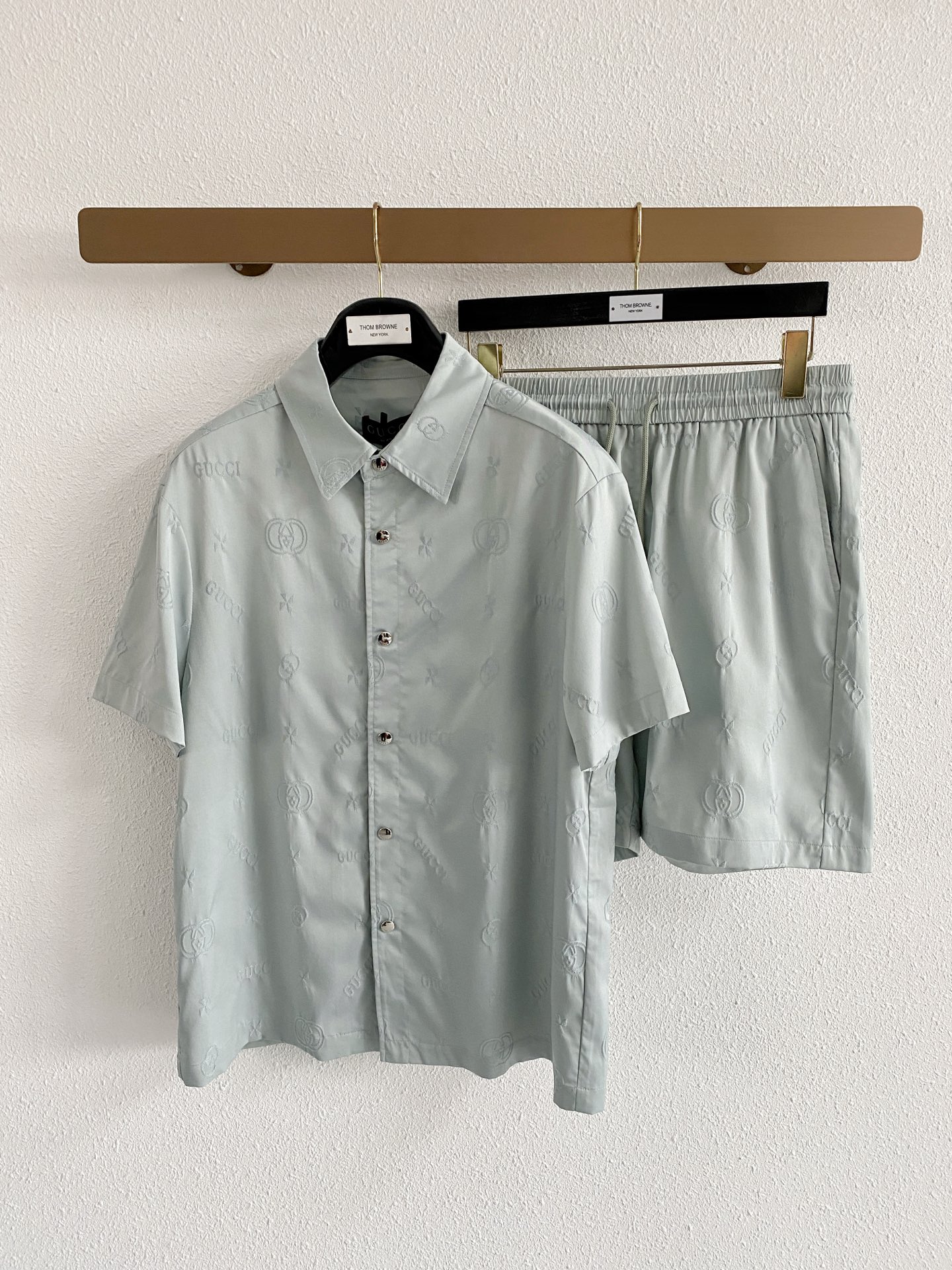 NO:912124,Mainly recommending Gucci's new summer short-sleeved shorts suit, cotton and linen fiber shorts suit, the upper body effect is great, a leisure holiday boutique!  Light luxury style, simple and elegant!  Size M-XXXL H2026 new model first release,,gucci,gucci,shorts,T-shirt,19860909主推 gucci 古驰夏季新款 短袖短裤套装,棉麻纤维面料短裤套装,上身效果非常棒,休闲度假精品！轻奢风格简约大气！ 尺码M-XXXL H2026新款首发,,gucci,gucci,shorts,T-shirt,,Men's clothing