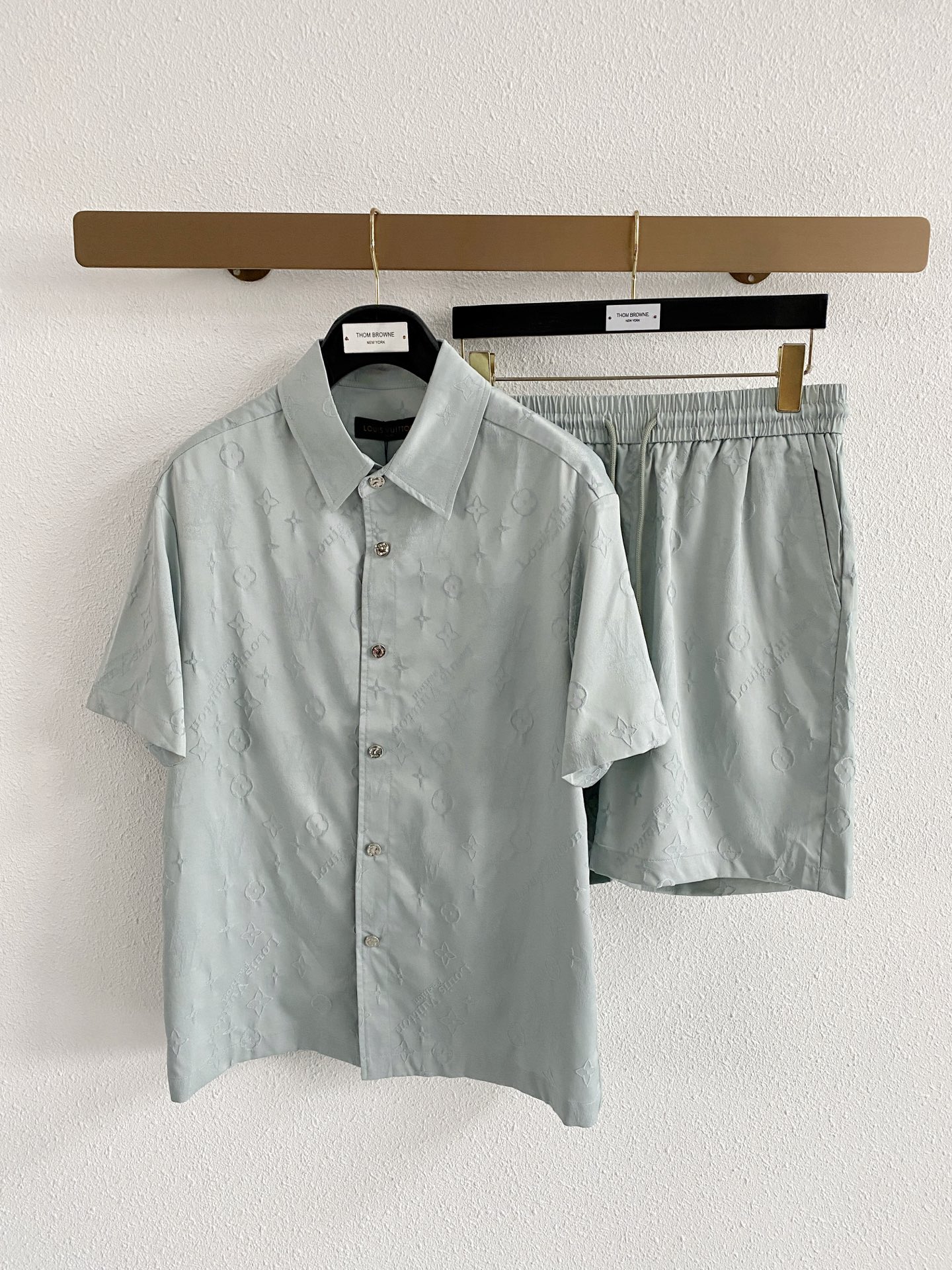 NO:912126,Mainly recommend LV Louis Vuitton's new summer short-sleeved shorts suit, cotton and linen fiber shorts suit, the upper body effect is great, leisure and vacation boutique!  Light luxury style, simple and elegant!  Size M-XXXL H2026 new model debut,,louis vuitton,louis vuitton,shorts,T-shirt,19860909主推 LV 路易威登夏季新款 短袖短裤套装,棉麻纤维面料短裤套装,上身效果非常棒,休闲度假精品！轻奢风格简约大气！ 尺码M-XXXL H2026新款首发,,louis vuitton,louis vuitton,shorts,T-shirt,,Men's clothing