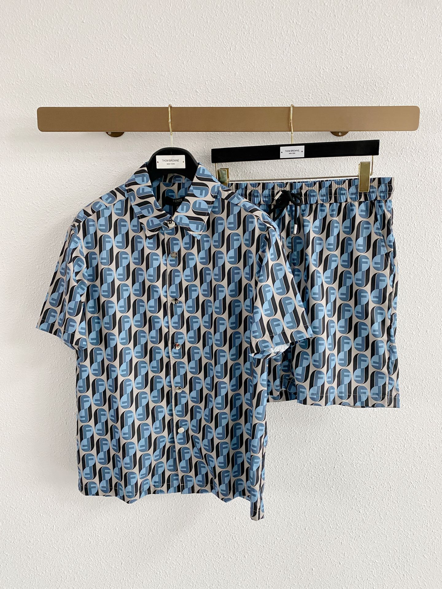 NO:912127,Mainly recommending Fendi Fendi's new summer short-sleeved shorts suit, cotton and linen fiber shorts suit, the upper body effect is great, a leisure holiday boutique!  Light luxury style, simple and elegant!  Size M-XXXL H2026 new model debut,, fendi, fendi, shorts, T-shirt,19860909主推 Fendi 芬迪夏季新款 短袖短裤套装,棉麻纤维面料短裤套装,上身效果非常棒,休闲度假精品！轻奢风格简约大气！ 尺码M-XXXL H2026新款首发,,fendi,fendi,shorts,T-shirt,,Men's clothing
