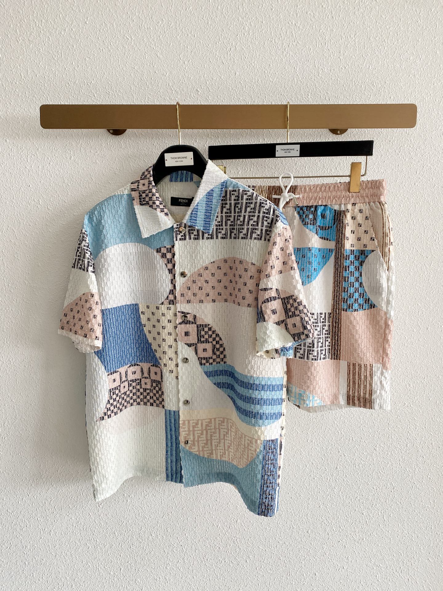 NO:912118,Mainly recommending Fendi Fendi's new summer short-sleeved shorts suit, cotton and linen fiber shorts suit, the upper body effect is great, a leisure holiday boutique!  Light luxury style, simple and elegant!  Size M-XXXL H2026 new model debut,, fendi, fendi, shorts, T-shirt,19860909主推 Fendi 芬迪夏季新款 短袖短裤套装,棉麻纤维面料短裤套装,上身效果非常棒,休闲度假精品！轻奢风格简约大气！ 尺码M-XXXL H2026新款首发,,fendi,fendi,shorts,T-shirt,,Men's clothing