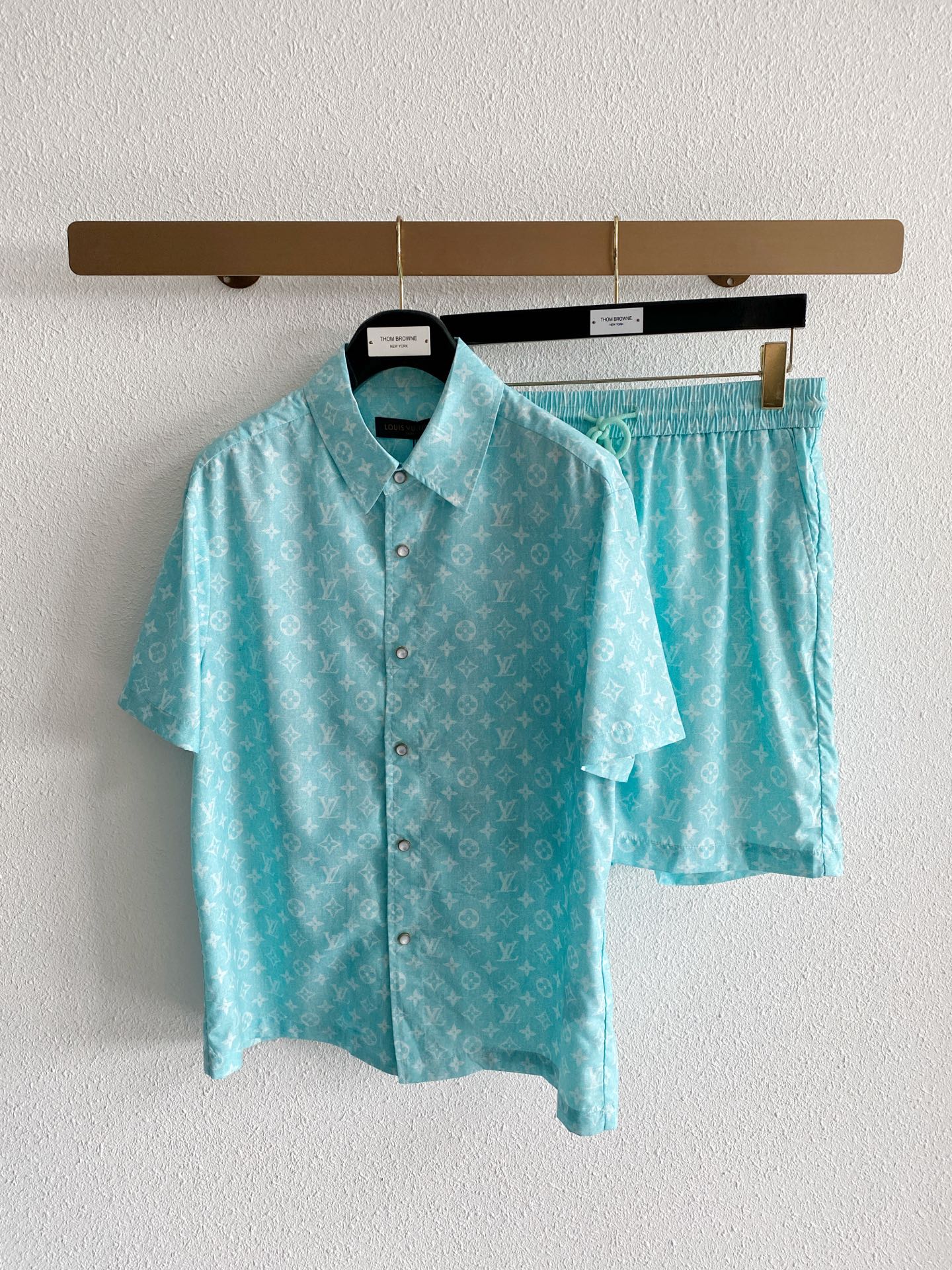 NO:912132,Mainly recommend LV Louis Vuitton's new summer short-sleeved shorts suit, cotton and linen fiber shorts suit, the upper body effect is great, leisure and vacation boutique!  Light luxury style, simple and elegant!  Size M-XXXL H2026 new model debut,,louis vuitton,louis vuitton,shorts,T-shirt,19860909主推 LV 路易威登夏季新款 短袖短裤套装,棉麻纤维面料短裤套装,上身效果非常棒,休闲度假精品！轻奢风格简约大气！ 尺码M-XXXL H2026新款首发,,louis vuitton,louis vuitton,shorts,T-shirt,,Men's clothing