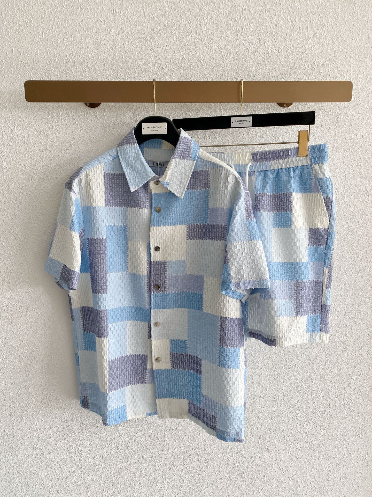 NO:912120,Mainly recommend LOEWE's new summer short-sleeved shorts suit, cotton and linen fiber shorts suit, the upper body effect is great, a leisure and vacation boutique!  Light luxury style, simple and elegant!  Size M-XXXL H2026 new model debut,,loewe,loewe,shorts,T-shirt,19860909主推 LOEWE 罗意威夏季新款 短袖短裤套装,棉麻纤维面料短裤套装,上身效果非常棒,休闲度假精品！轻奢风格简约大气！ 尺码M-XXXL H2026新款首发,,loewe,loewe,shorts,T-shirt,,Men's clothing