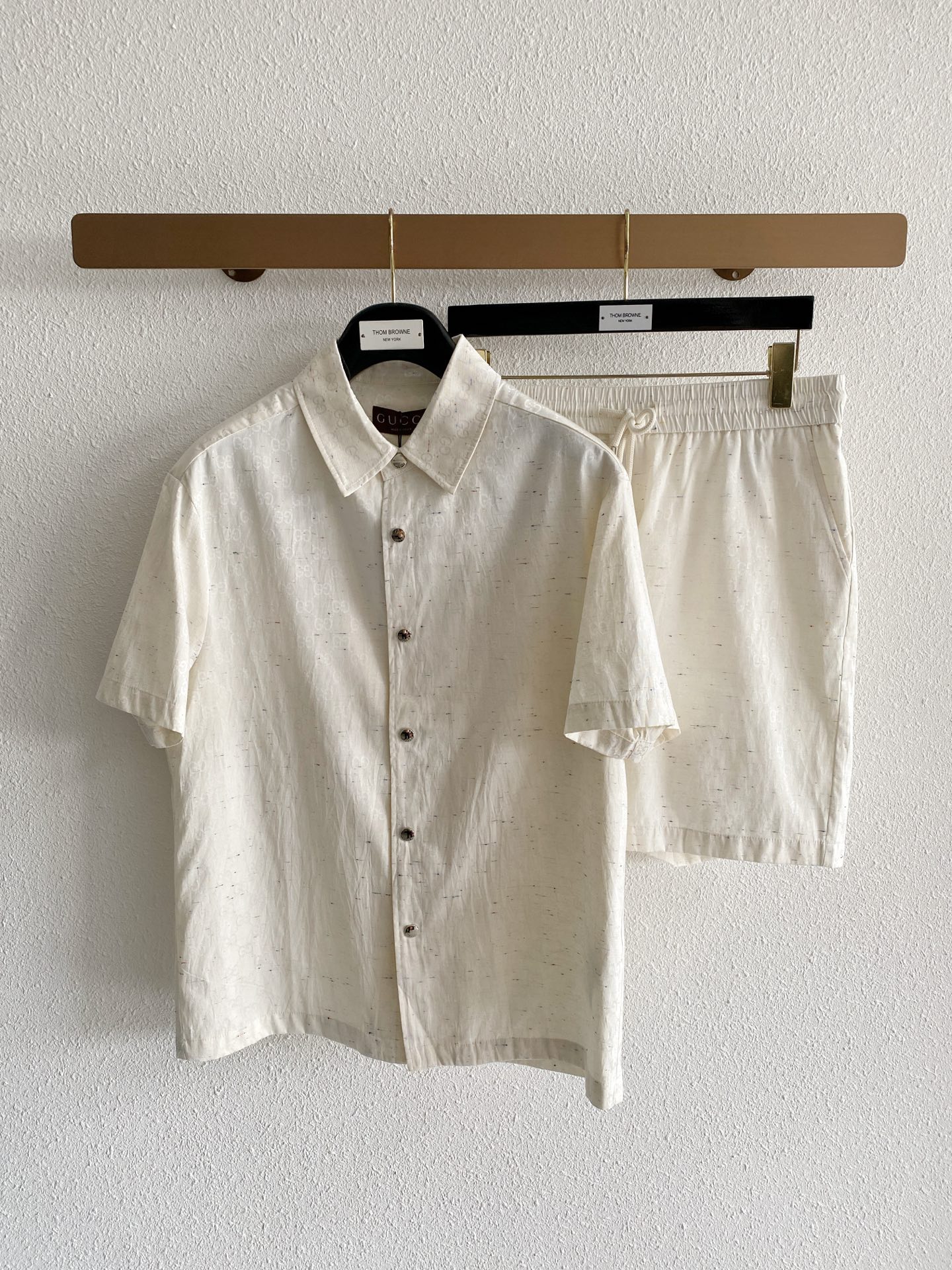 NO:912095,Mainly recommending Gucci's new summer short-sleeved shorts suit, cotton and linen fiber shorts suit, the upper body effect is great, a leisure holiday boutique!  Light luxury style, simple and elegant!  Size M-XXXL H2026 new model first release,,gucci,gucci,shorts,T-shirt,19860909主推 gucci 古驰夏季新款 短袖短裤套装,棉麻纤维面料短裤套装,上身效果非常棒,休闲度假精品！轻奢风格简约大气！ 尺码M-XXXL H2026新款首发,,gucci,gucci,shorts,T-shirt,,Men's clothing