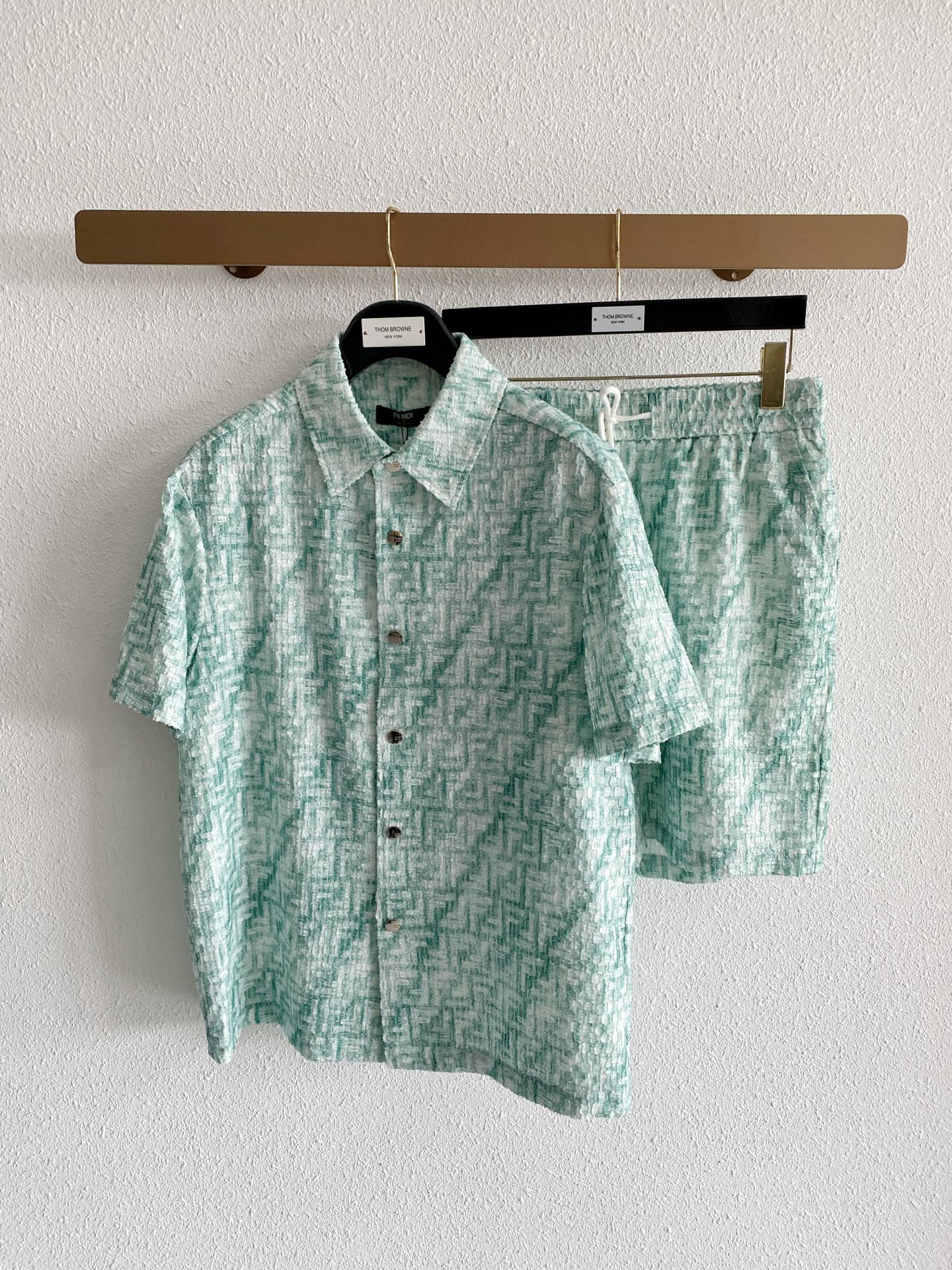NO:912099,Mainly recommending Fendi Fendi's new summer short-sleeved shorts suit, cotton and linen fiber shorts suit, the upper body effect is great, a leisure holiday boutique!  Light luxury style, simple and elegant!  Size M-XXXL H2026 new model debut,, fendi, fendi, shorts, T-shirt,19860909主推 Fendi 芬迪夏季新款 短袖短裤套装,棉麻纤维面料短裤套装,上身效果非常棒,休闲度假精品！轻奢风格简约大气！ 尺码M-XXXL H2026新款首发,,fendi,fendi,shorts,T-shirt,,Men's clothing