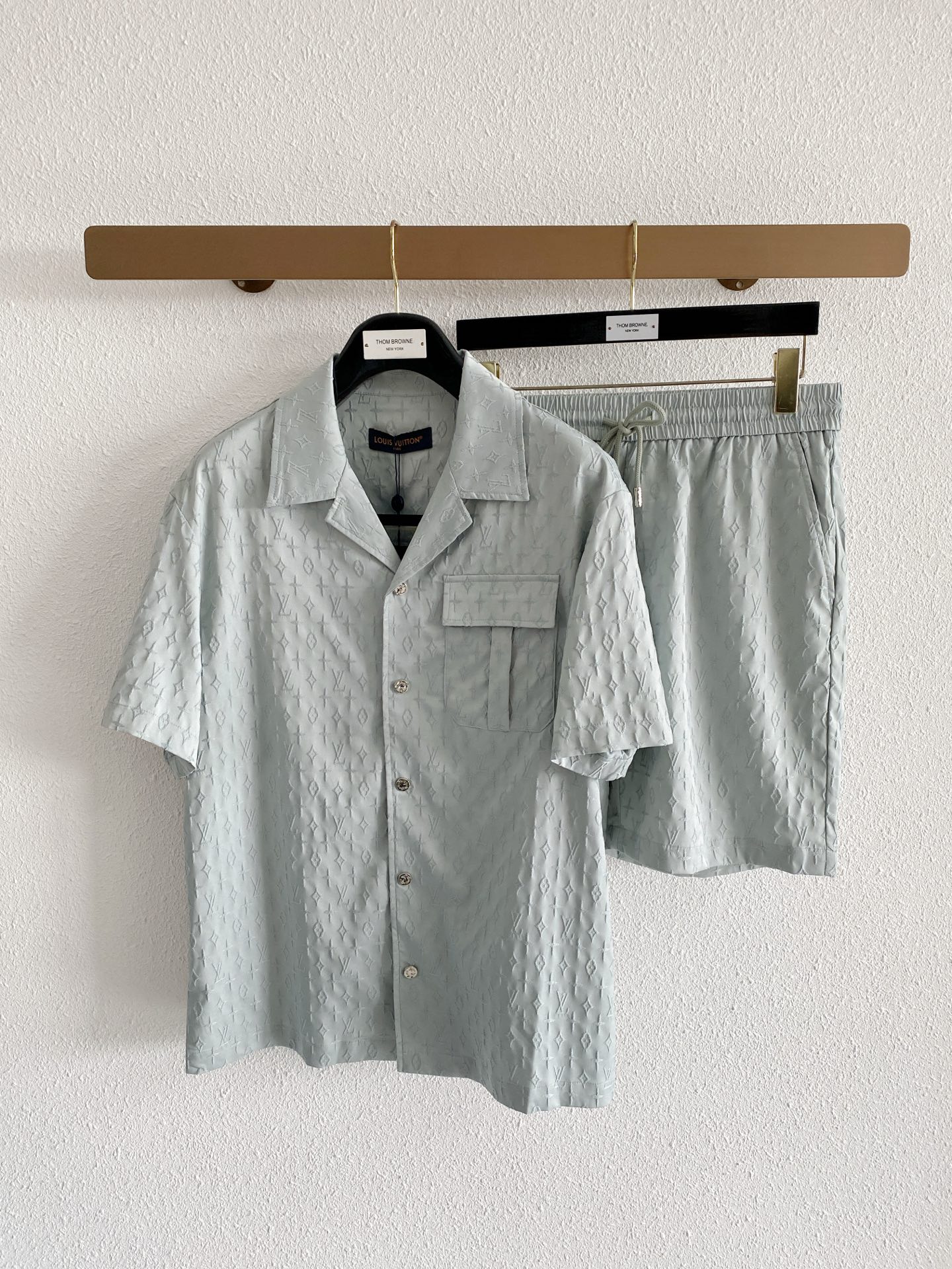 NO:912103,Mainly recommend LV Louis Vuitton's new summer short-sleeved shorts suit, cotton and linen fiber shorts suit, the upper body effect is great, leisure and vacation boutique!  Light luxury style, simple and elegant!  Size M-XXXL H2026 new model debut,,louis vuitton,louis vuitton,shorts,T-shirt,19860909主推 LV 路易威登夏季新款 短袖短裤套装,棉麻纤维面料短裤套装,上身效果非常棒,休闲度假精品！轻奢风格简约大气！ 尺码M-XXXL H2026新款首发,,louis vuitton,louis vuitton,shorts,T-shirt,,Men's clothing