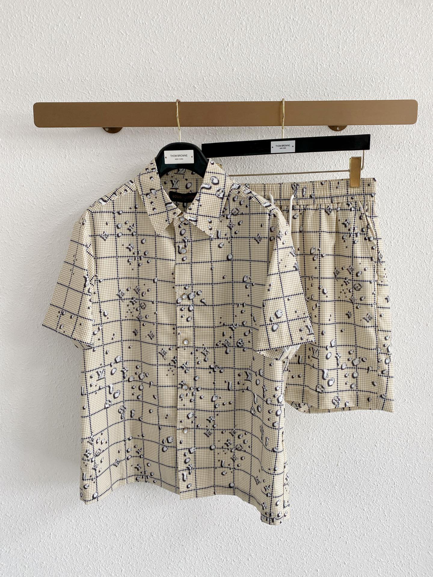 NO:912109,Mainly recommend LV Louis Vuitton's new summer short-sleeved shorts suit, cotton and linen fiber shorts suit, the upper body effect is great, leisure and vacation boutique!  Light luxury style, simple and elegant!  Size M-XXXL H2026 new model debut,,louis vuitton,louis vuitton,shorts,T-shirt,19860909主推 LV 路易威登夏季新款 短袖短裤套装,棉麻纤维面料短裤套装,上身效果非常棒,休闲度假精品！轻奢风格简约大气！ 尺码M-XXXL H2026新款首发,,louis vuitton,louis vuitton,shorts,T-shirt,,Men's clothing