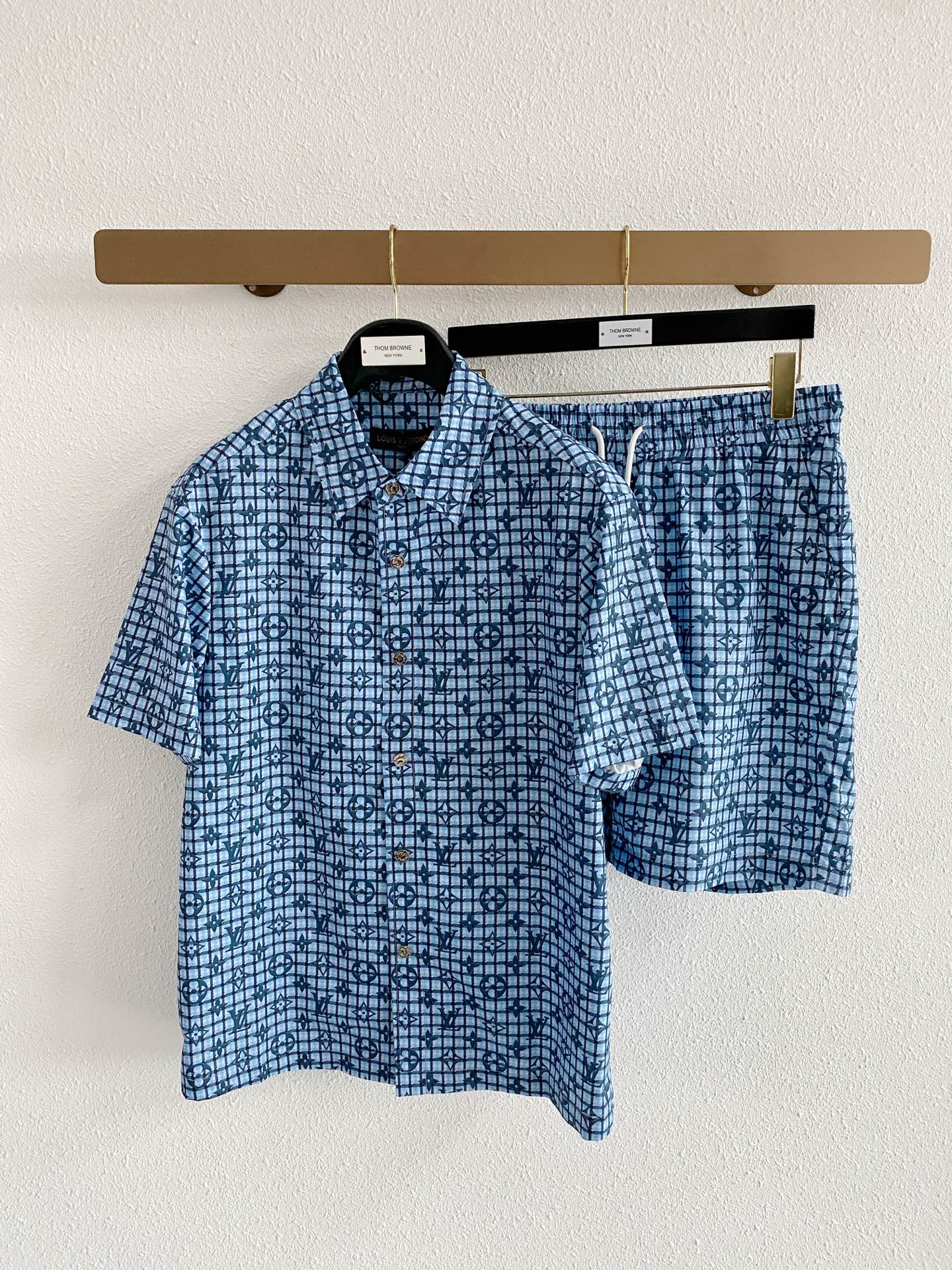 NO:912115,Mainly recommend LV Louis Vuitton's new summer short-sleeved shorts suit, cotton and linen fiber shorts suit, the upper body effect is great, leisure and vacation boutique!  Light luxury style, simple and elegant!  Size M-XXXL H2026 new model debut,,louis vuitton,louis vuitton,shorts,T-shirt,19860909主推 LV 路易威登夏季新款 短袖短裤套装,棉麻纤维面料短裤套装,上身效果非常棒,休闲度假精品！轻奢风格简约大气！ 尺码M-XXXL H2026新款首发,,louis vuitton,louis vuitton,shorts,T-shirt,,Men's clothing