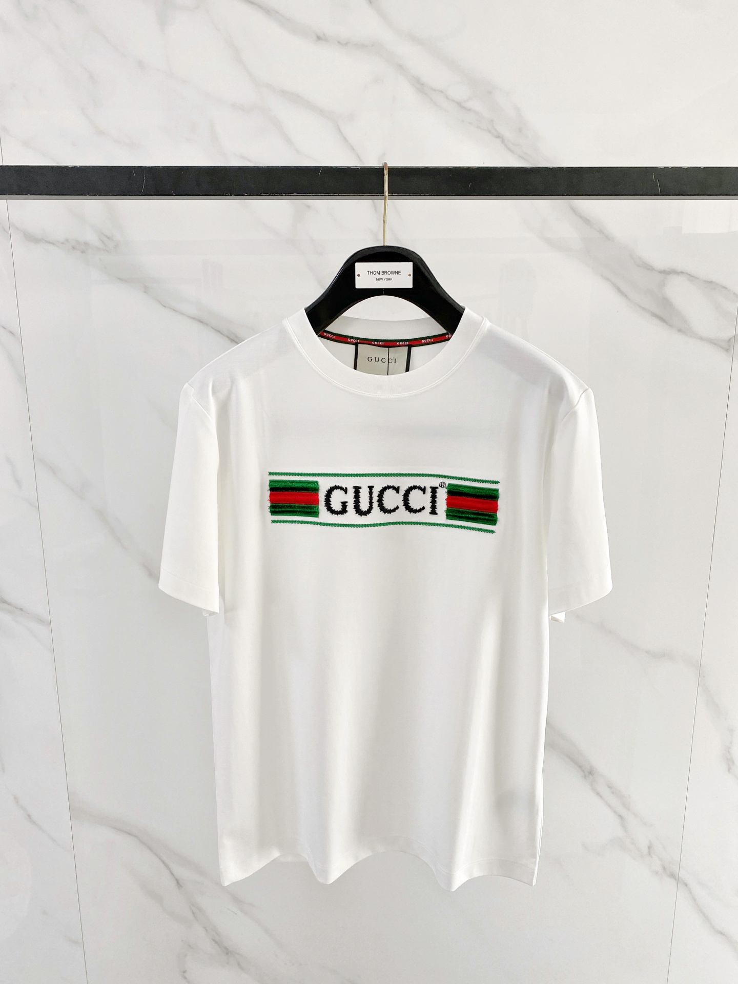 NO:901921,Gucci's 2026 spring and summer new style first launch counter, the latest short-sleeved round neck T-shirt, high-end custom design, avant-garde and fashionable!  The brand logo is designed with heavy craftsmanship. High-end customized water-soft cotton fabric. Soft to the touch. Comfortable to wear. Exquisite stitching at the counter level. Fine workmanship. The upper body effect is incomparably handsome!  A must-have item for a stylish man!  Color Black White Size S/M/L/XL/XXL, T-shirt, tees, t-shirt,19860909古奇2026春夏新款首发专柜最新款短袖圆领T恤 高端订制 设计前卫时尚！品牌logo重工艺设计 高端定制水柔棉面料.手感柔软.穿着舒适.专柜级别精致车线.做工精细.上身效果无敌帅气！型男必备单品！ 颜色黑色 白色 码数S/M/L/XL/XXL,,T-shirt,tees，t-shirt,,Men's clothing