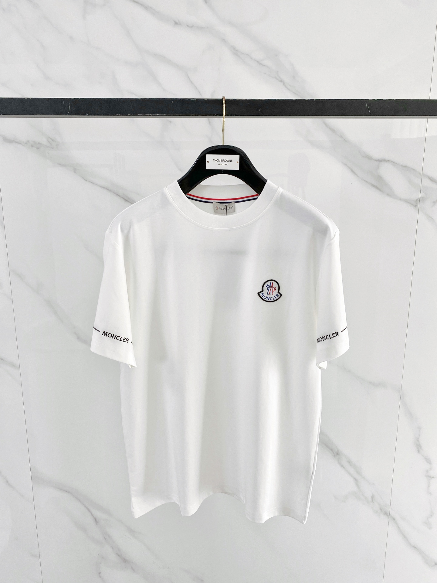 NO:901912,Mengkou 2026 spring and summer new style debut counter latest short-sleeved round neck T-shirt, high-end custom design, avant-garde and fashionable!  The brand logo is designed with heavy craftsmanship. High-end customized water-soft cotton fabric. Soft to the touch. Comfortable to wear. Exquisite stitching at the counter level. Fine workmanship. The upper body effect is incomparably handsome!  A must-have item for a stylish man!  Color Black White Size S/M/L/XL/XXL,,Moncler,T-shirt,tees,t-shirt,19860909蒙口2026春夏新款首发专柜最新款短袖圆领T恤 高端订制 设计前卫时尚！品牌logo重工艺设计 高端定制水柔棉面料.手感柔软.穿着舒适.专柜级别精致车线.做工精细.上身效果无敌帅气！型男必备单品！ 颜色黑色 白色 码数S/M/L/XL/XXL,,Moncler,T-shirt,tees，t-shirt,,Men's clothing