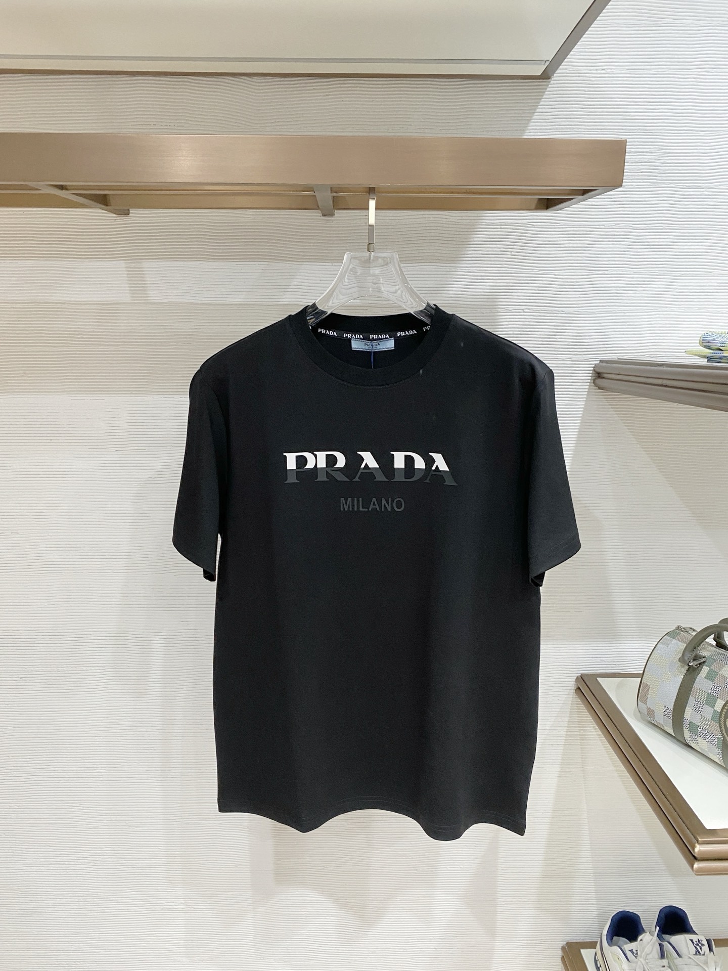 NO:937947,Prada 2026 spring and summer new fashion short-sleeved. Advanced customization and versatile styles!  It is more practical and can be easily controlled by anyone. It is made of liquid ammonia fabric and has a luxurious classic brand logo design. It is very classy and a must-buy for those who know the goods!  The tailoring is slim-fitting, very delicate, shows off aura, and highlights the sophistication of men. This is unique. It has just the right fit and a great upper body effect. Sizes: S-2XL, prada, T-shirt,19860909Prada 2026春夏新品时尚短袖.高级定制百搭款式！更有实用感 任何人都可以轻松驾驭 采用液氨面料制作,奢华经典品牌logo设计,非常显档次懂货的必须入！版型剪裁属于修身款 非常精致,显气场,又会凸显男士的精致,这就是独到之处,恰到好处的修身,上身效果非常赞. 尺码:S-2XL,,prada,T-shirt,,Men's clothing