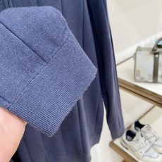Brunello Cucinelli 品牌骨子里的人文浪漫与极简奢雅,没有浮夸设计,只用软糯顶级绵羊毛面料、柔软细腻、沉 Brunello Cucinelli 品牌骨子里的人文浪漫与极简奢雅,没有浮夸设计,只用软糯顶级绵羊毛面料、柔软细腻、沉