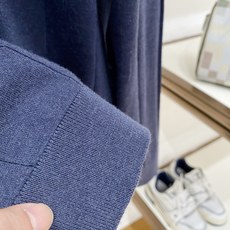 Brunello Cucinelli 品牌骨子里的人文浪漫与极简奢雅,没有浮夸设计,只用软糯顶级绵羊毛面料、柔软细腻、沉 Brunello Cucinelli 品牌骨子里的人文浪漫与极简奢雅,没有浮夸设计,只用软糯顶级绵羊毛面料、柔软细腻、沉